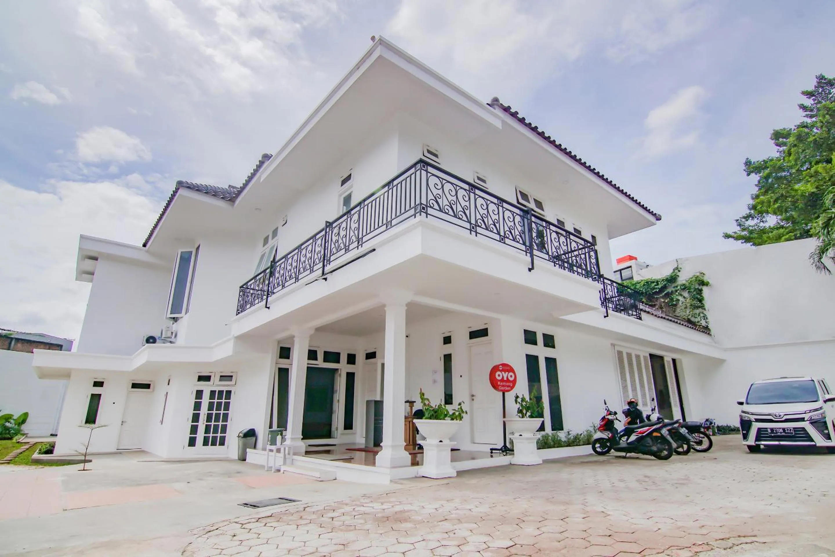 Facade/entrance in Capital O 90342 Kemang Garden