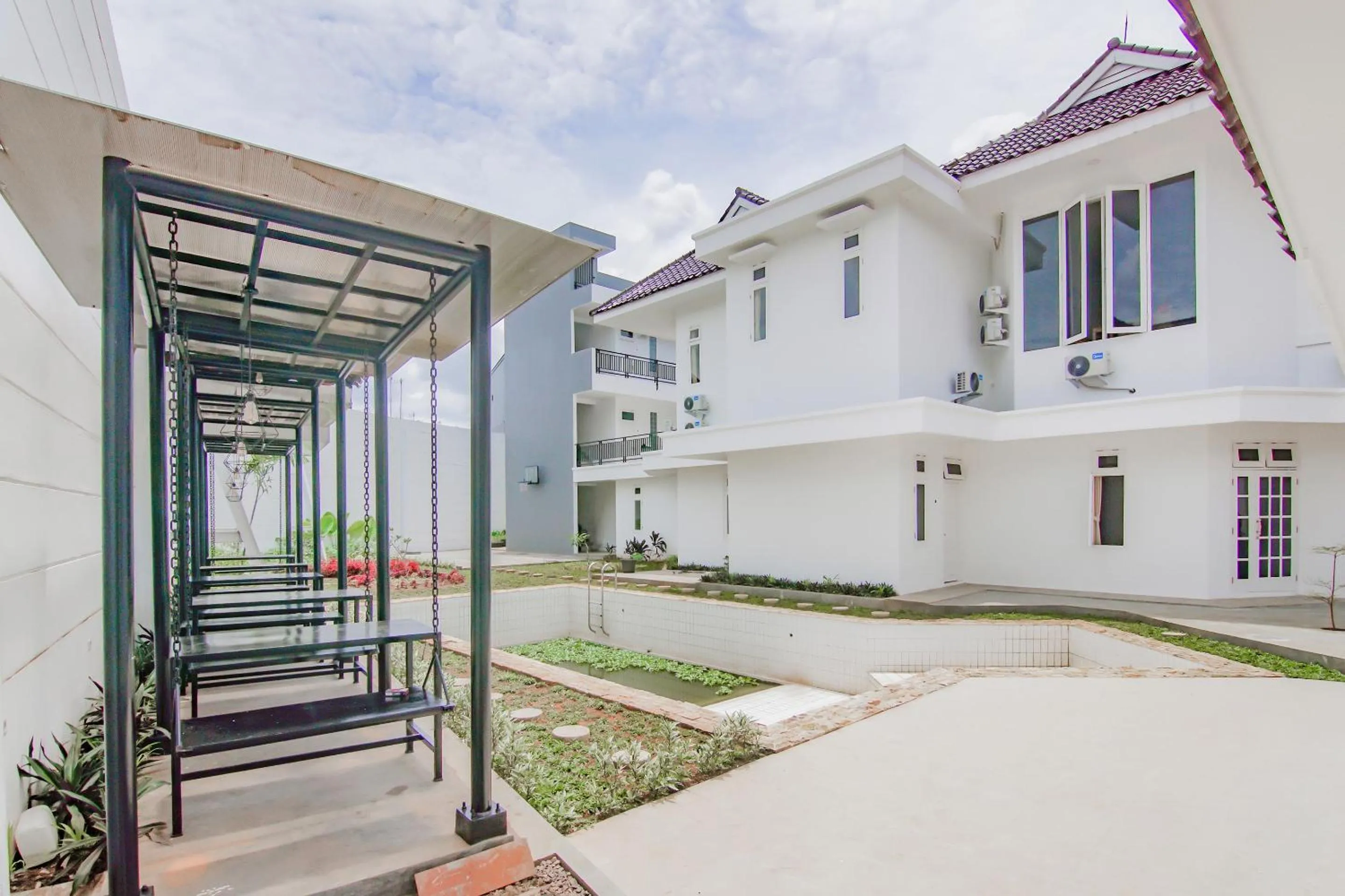 Facade/entrance in Capital O 90342 Kemang Garden