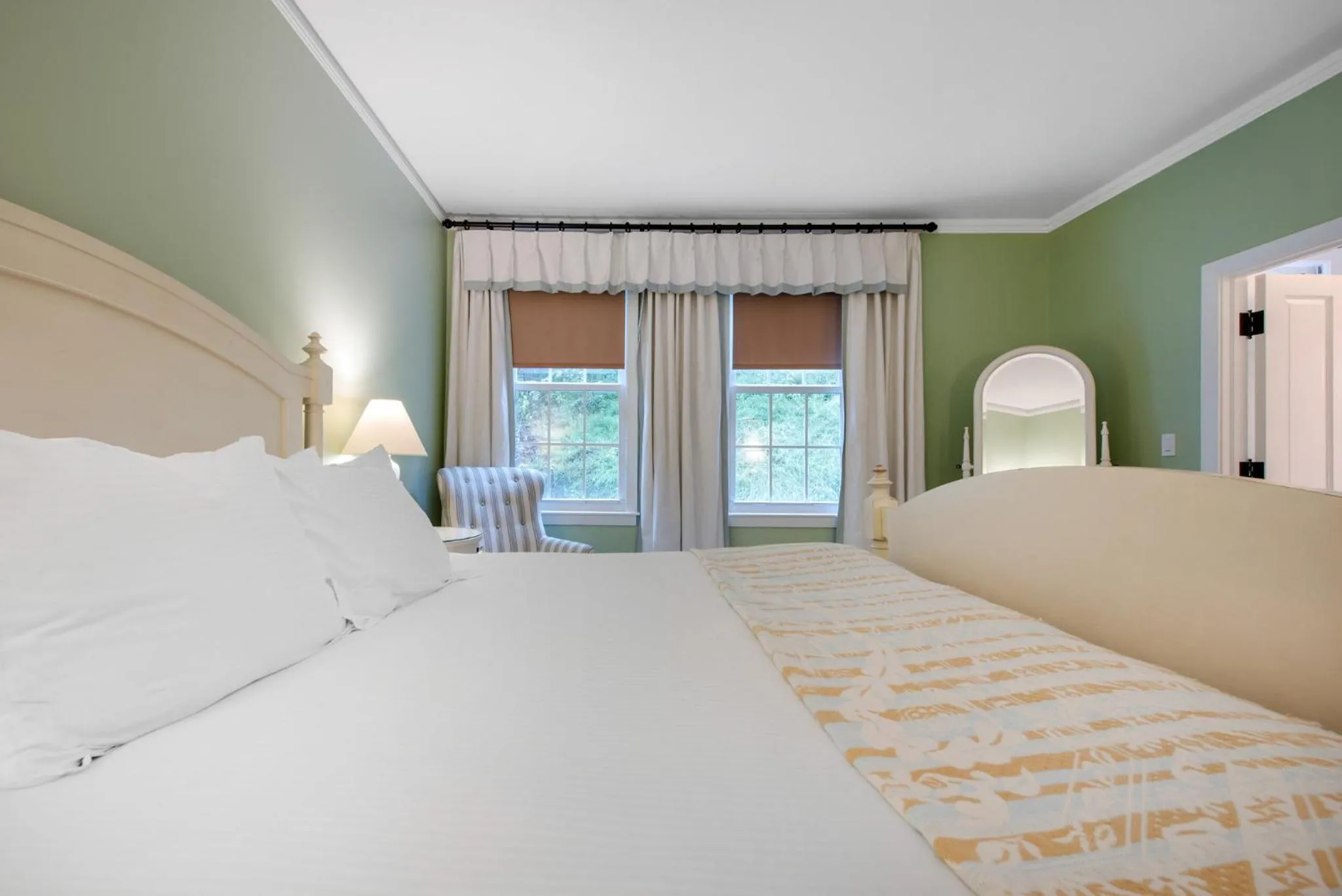 Photo of the whole room, Bed in Omni Bedford Springs Resort & Spa