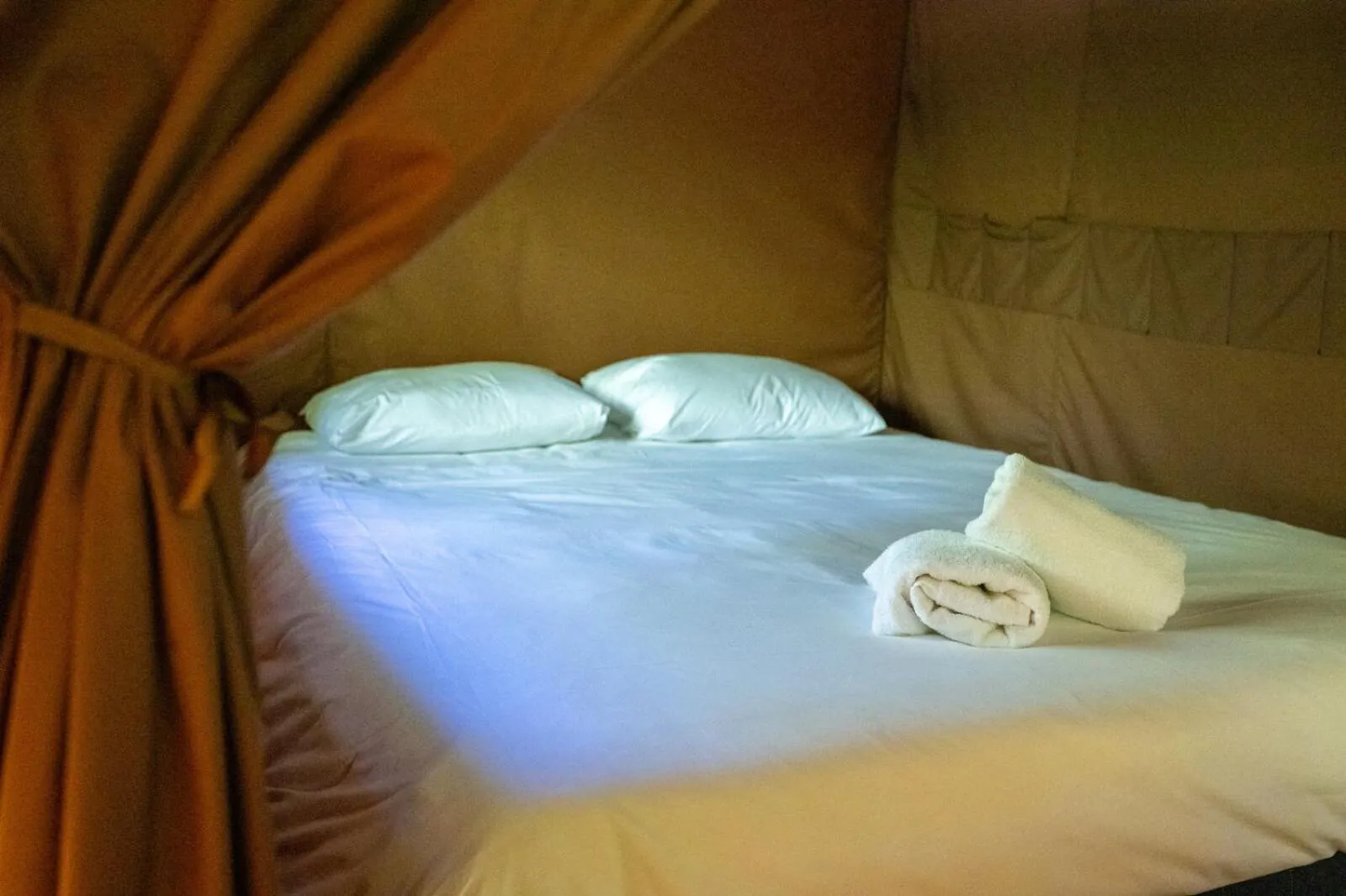 Bed in Huttopia Lake George - Adirondacks