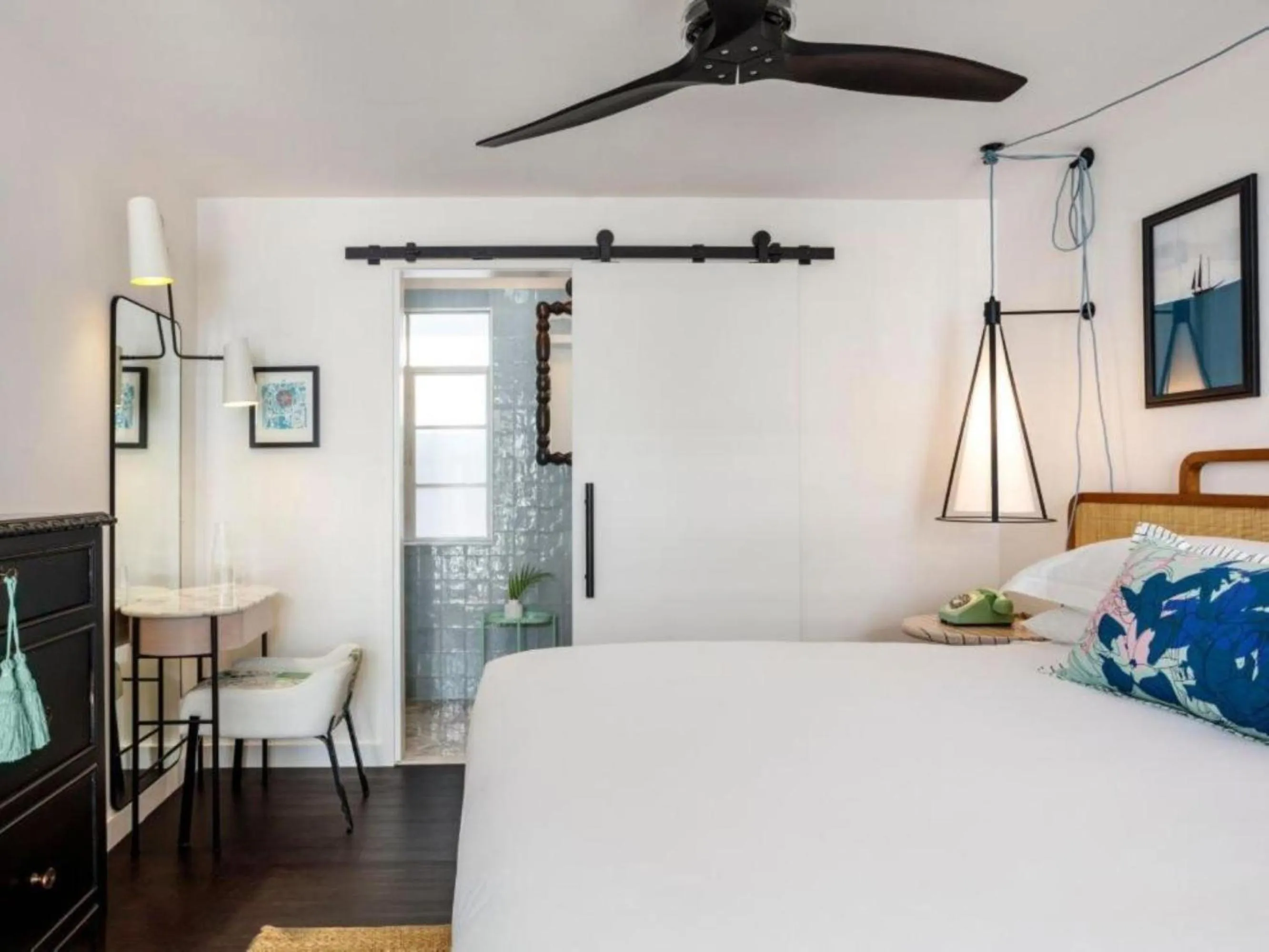 Bed in Winslow's Bungalows - Key West Historic Inns