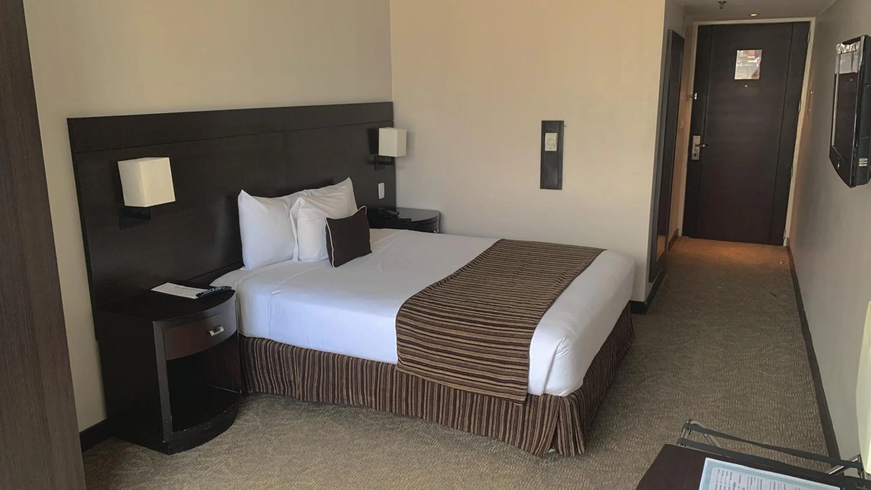 Bed in HOTEL CHACAO SUITES