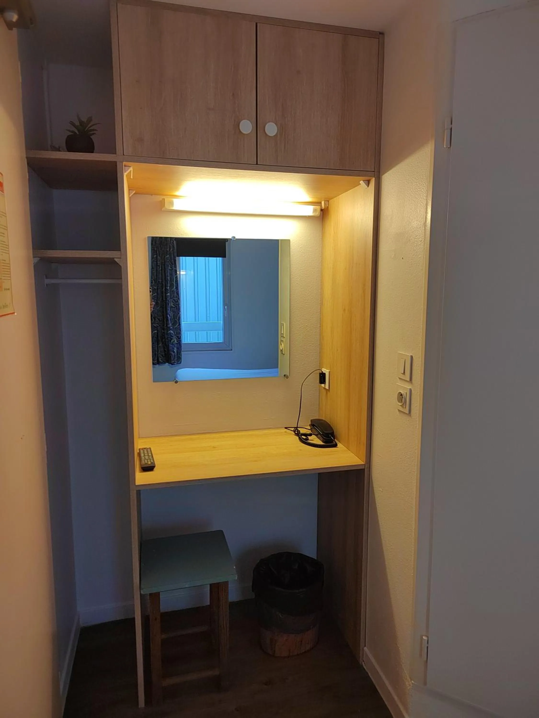 hair dresser in FASTHOTEL PARIS OUEST BOUAFLE