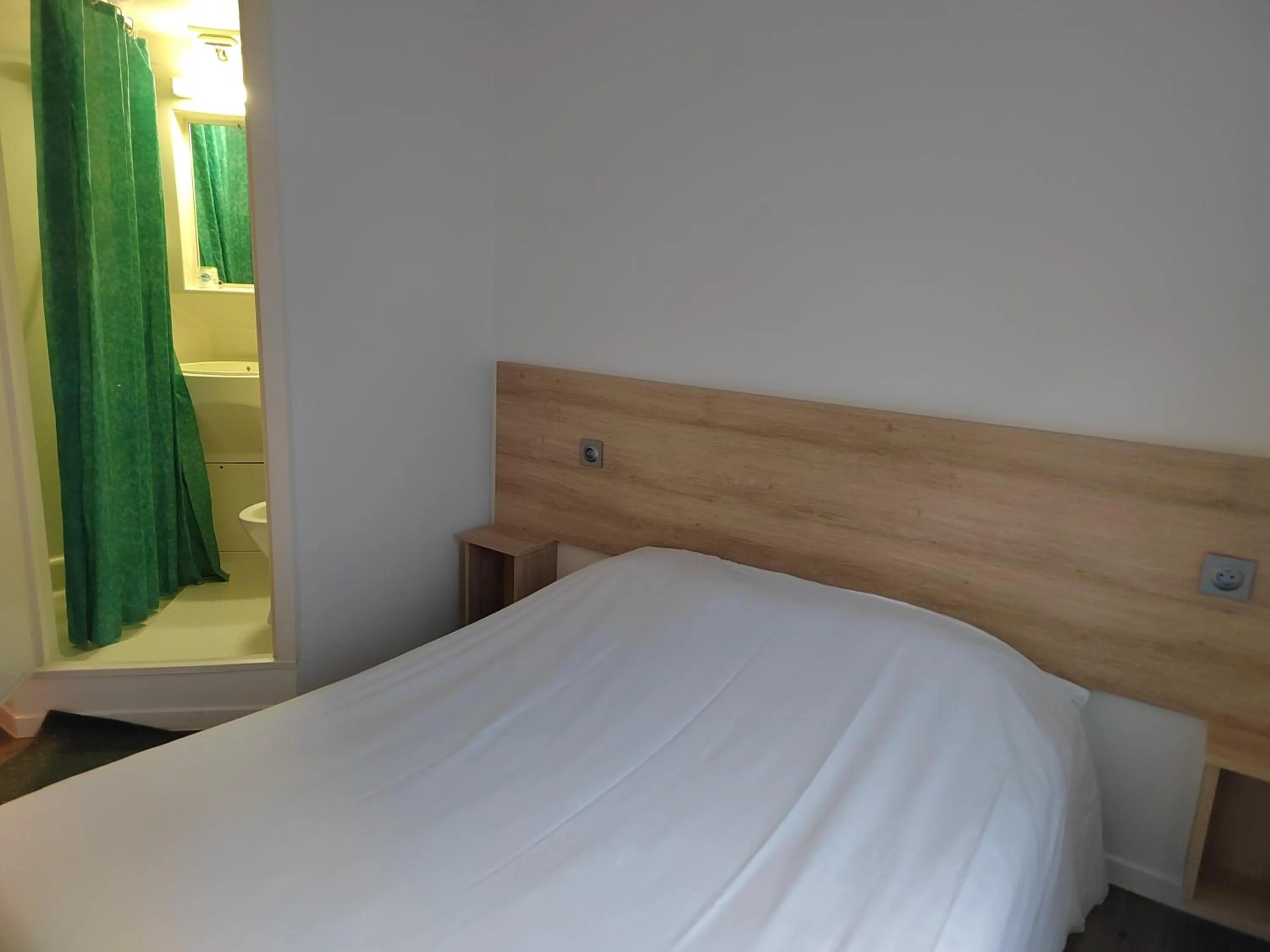 Bed in FASTHOTEL PARIS OUEST BOUAFLE