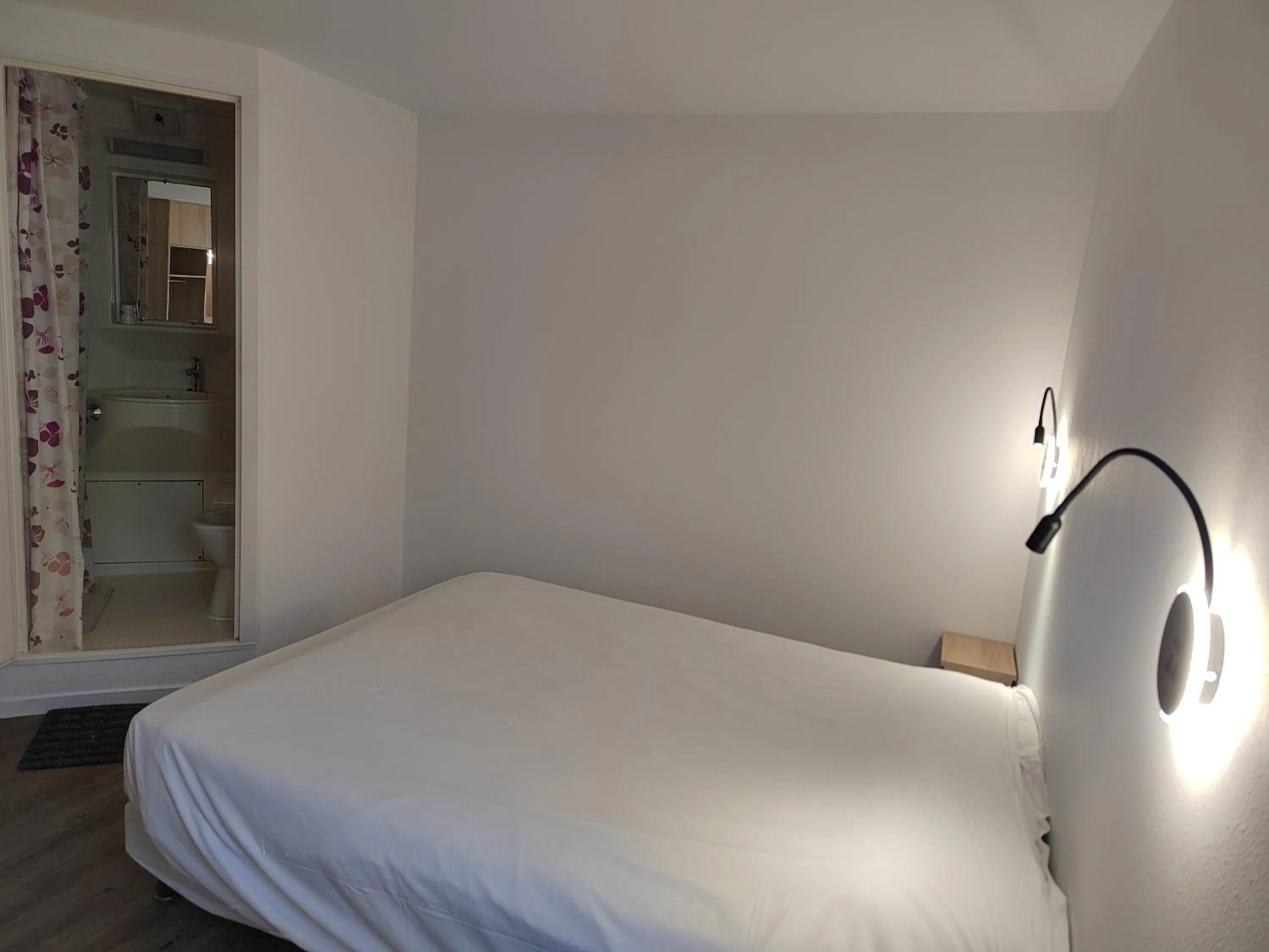 Bed in FASTHOTEL PARIS OUEST BOUAFLE