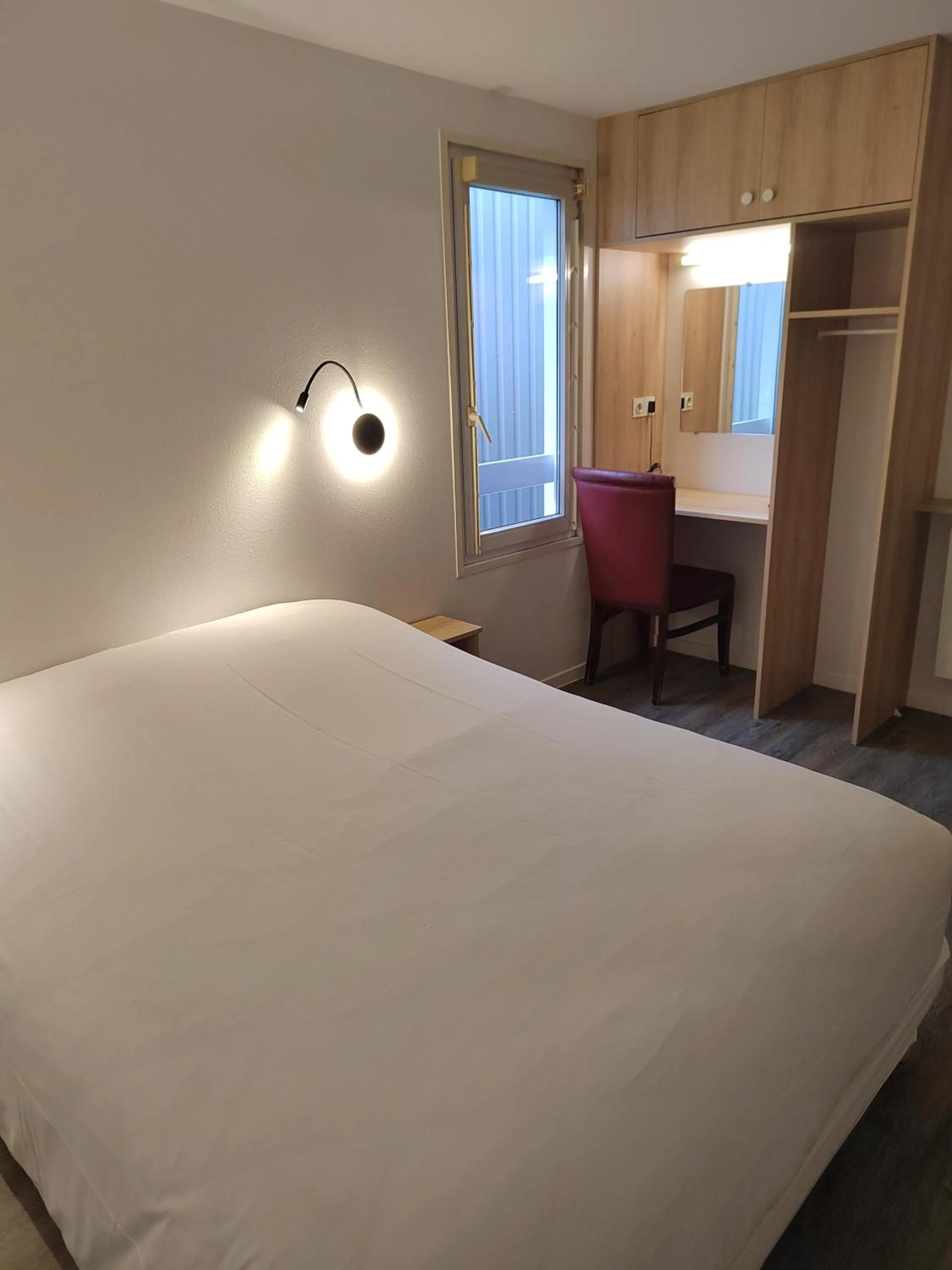 Bed in FASTHOTEL PARIS OUEST BOUAFLE