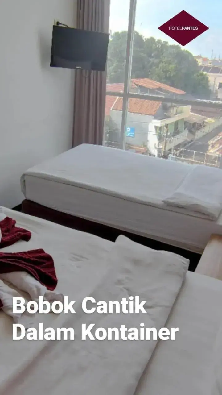 Deluxe Triple Room in HOTEL PANTES SIMPANG LIMA SEMARANG Deluxe Triple Room in HOTEL PANTES SIMPANG LIMA SEMARANG