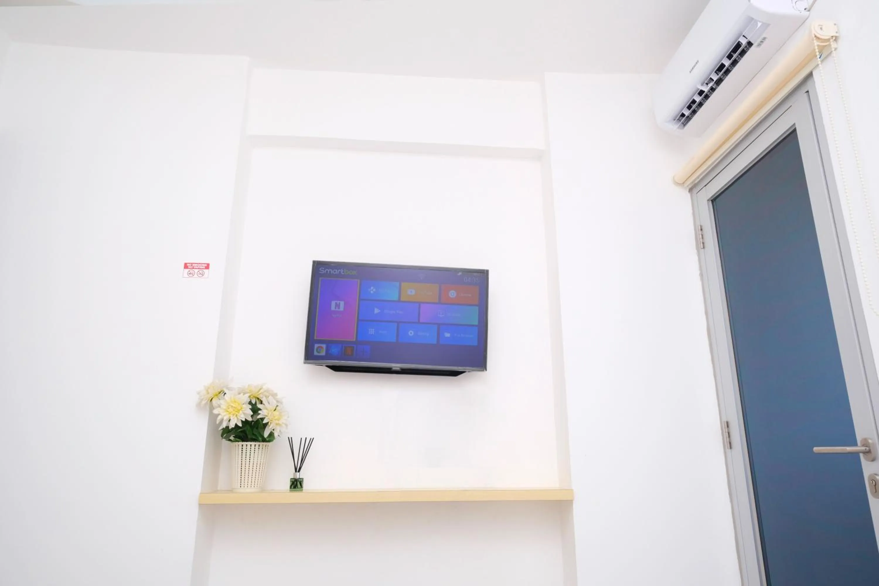 TV and multimedia in Apartemen Gunung Putri Square by Sirooms