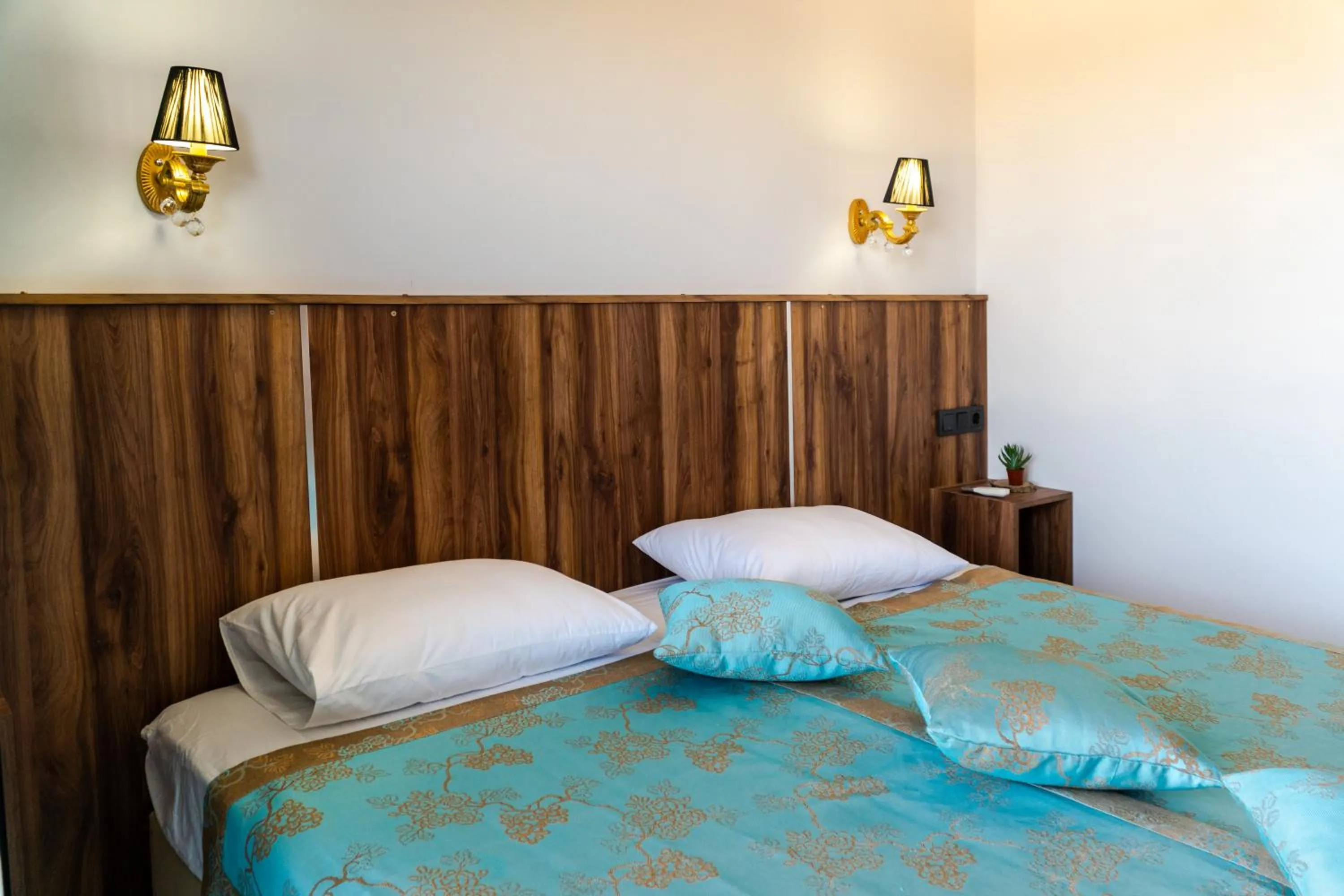 Photo of the whole room, Bed in Elijah Hotel