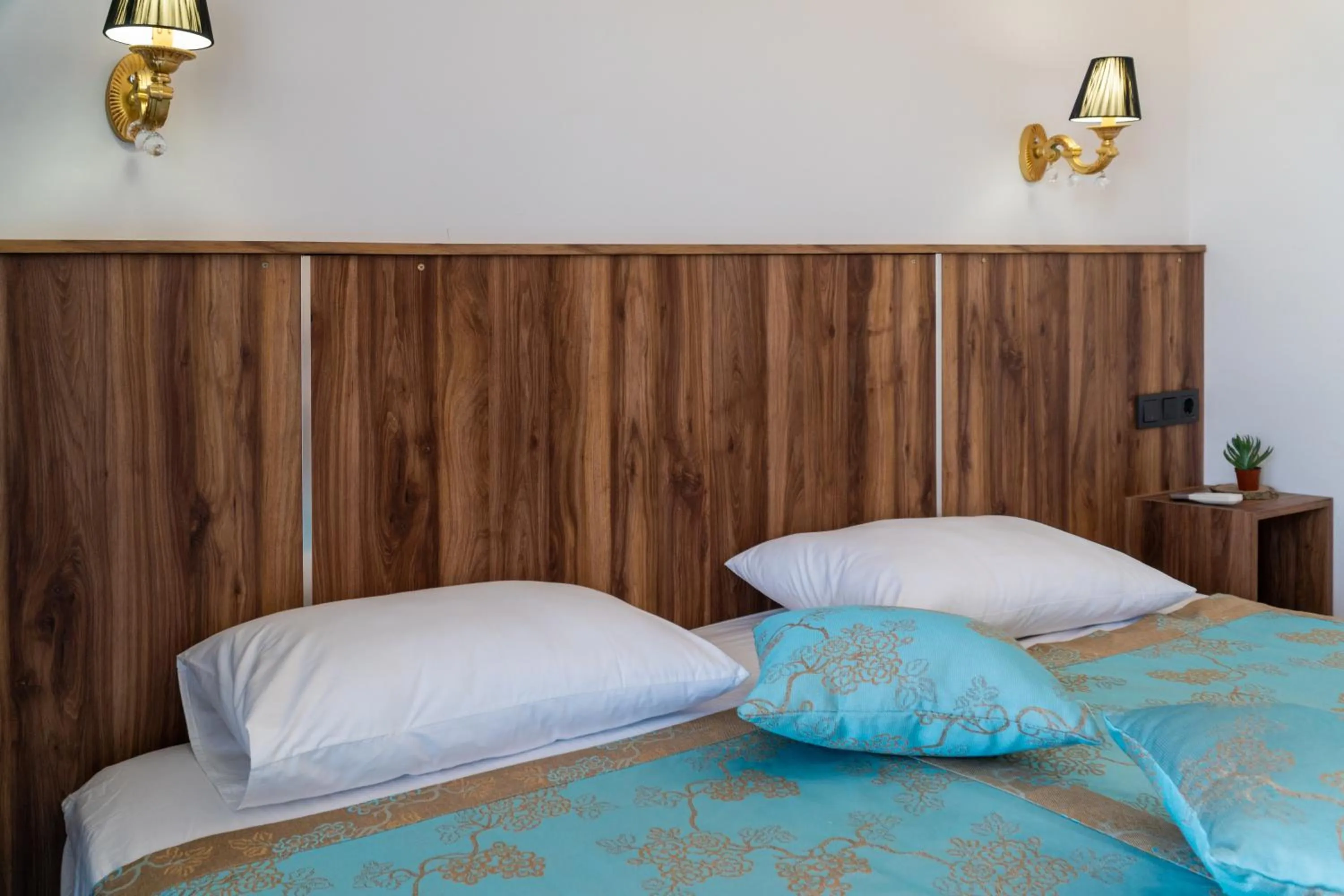 Photo of the whole room, Bed in Elijah Hotel