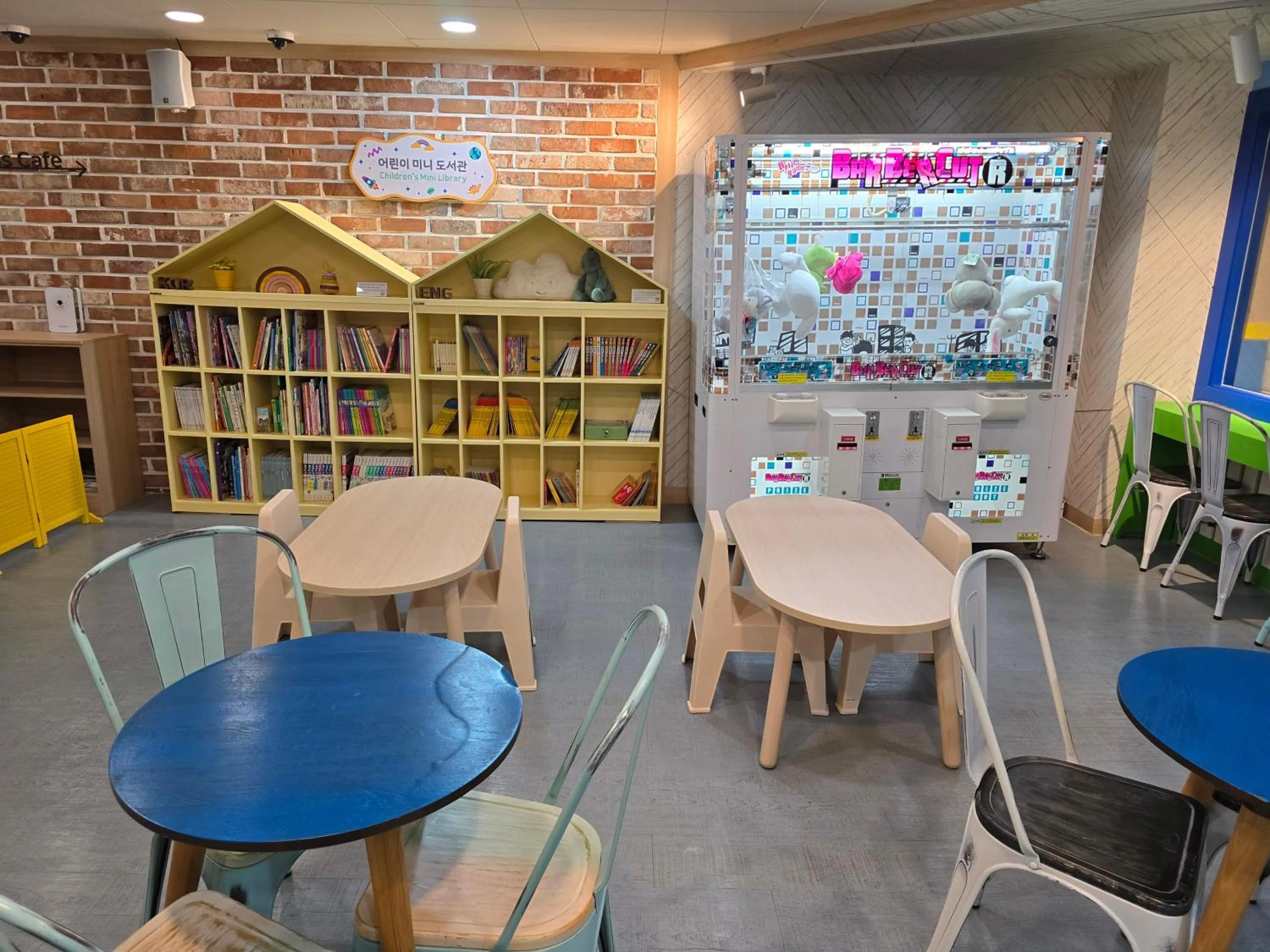 Library in Casaloma Hotel