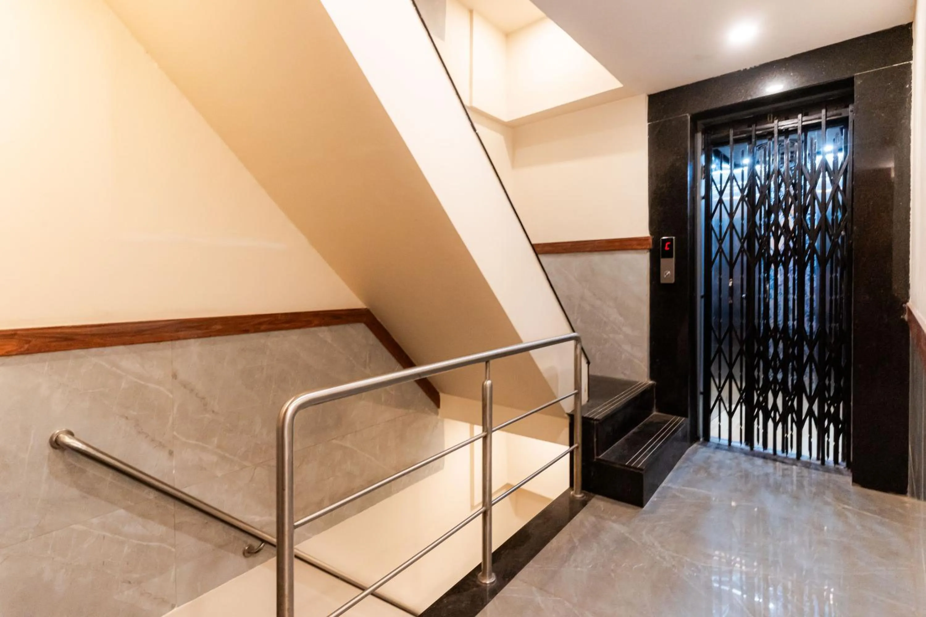 elevator in Itsy Hotels Elegant