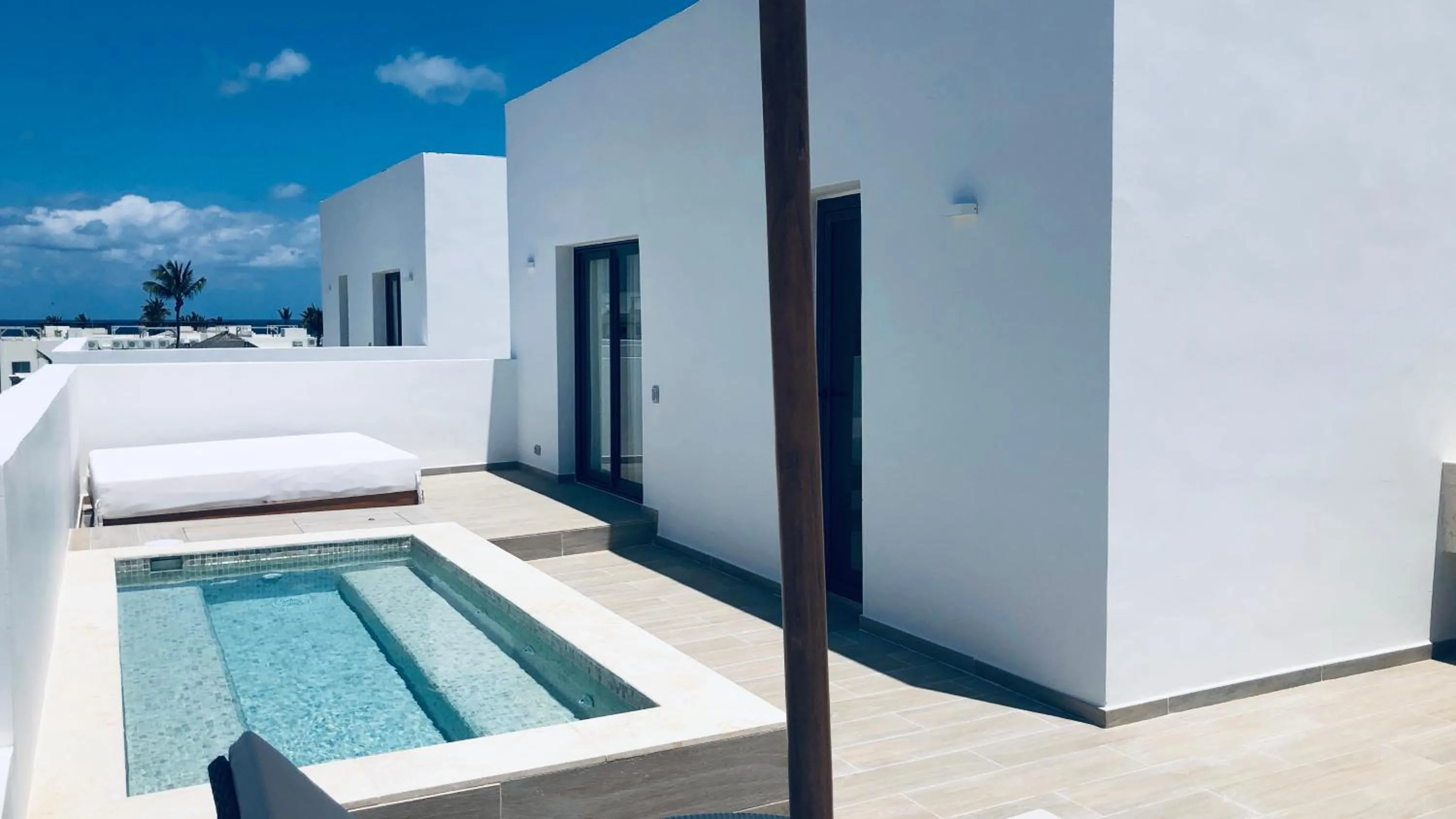 Swimming pool in Hermoso Penthouse a solo pasos de la Playa