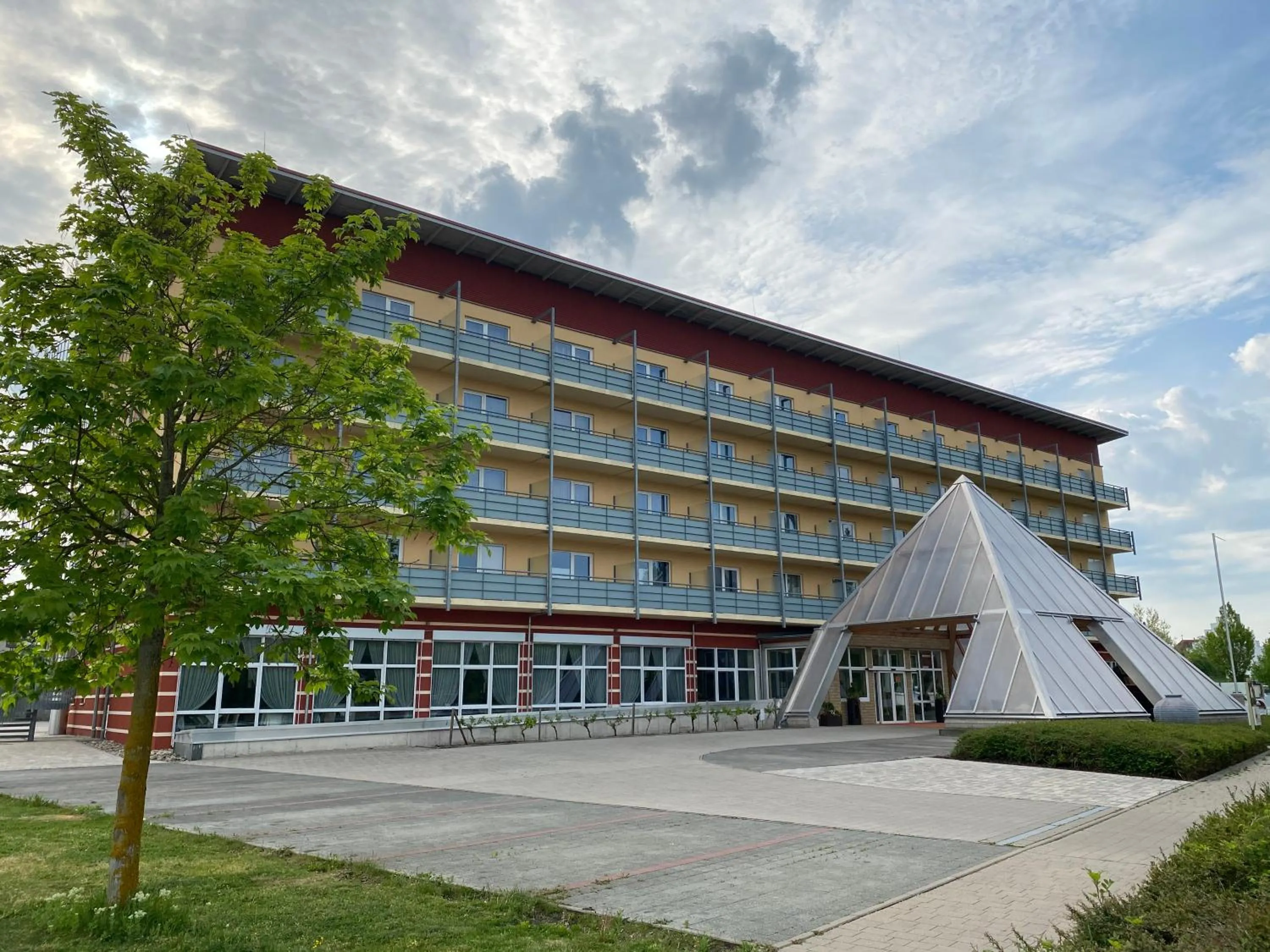 Facade/entrance in Kurhotel Pyramide Bad Windsheim