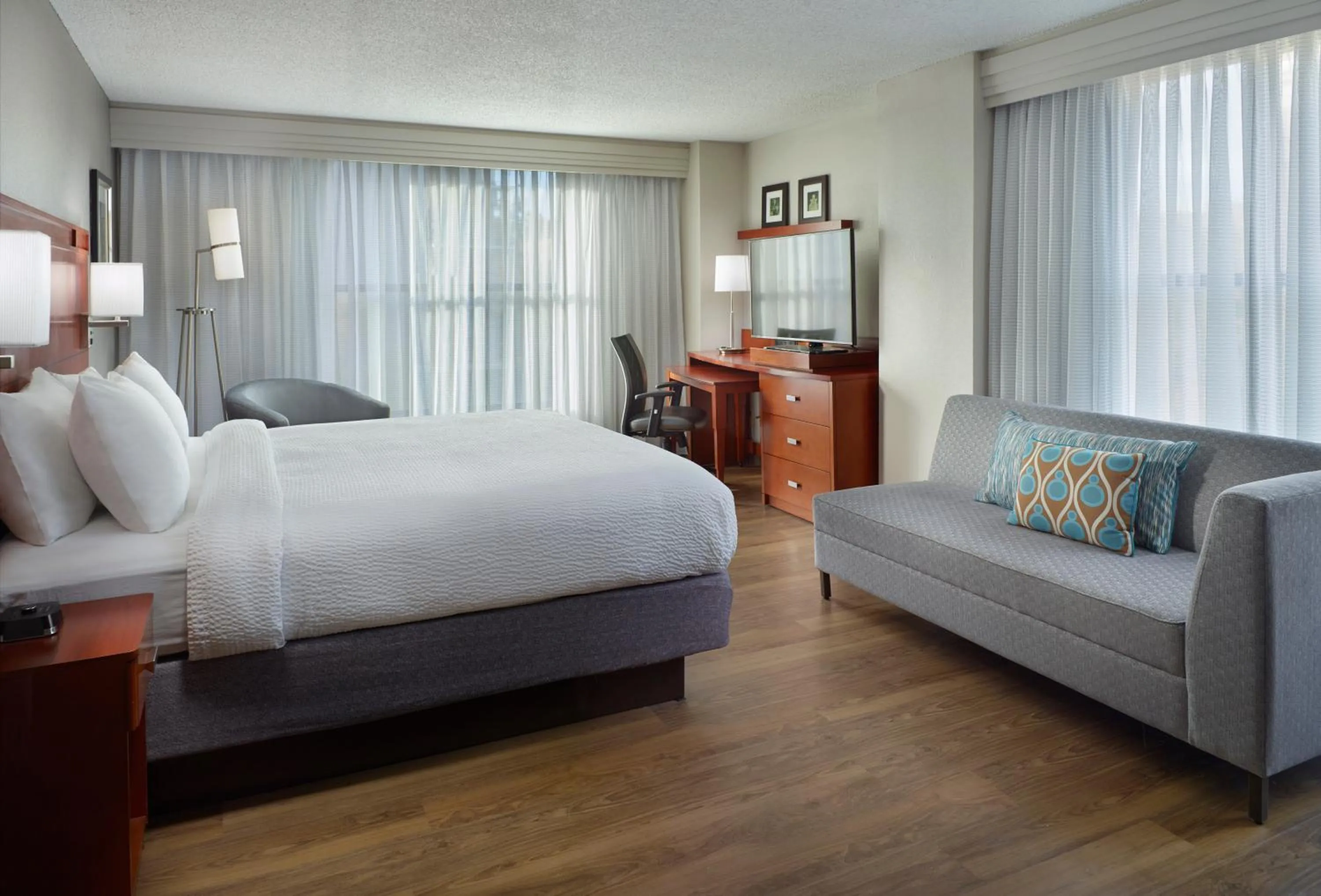 Bedroom, Bed in Courtyard Atlanta Decatur Downtown/Emory