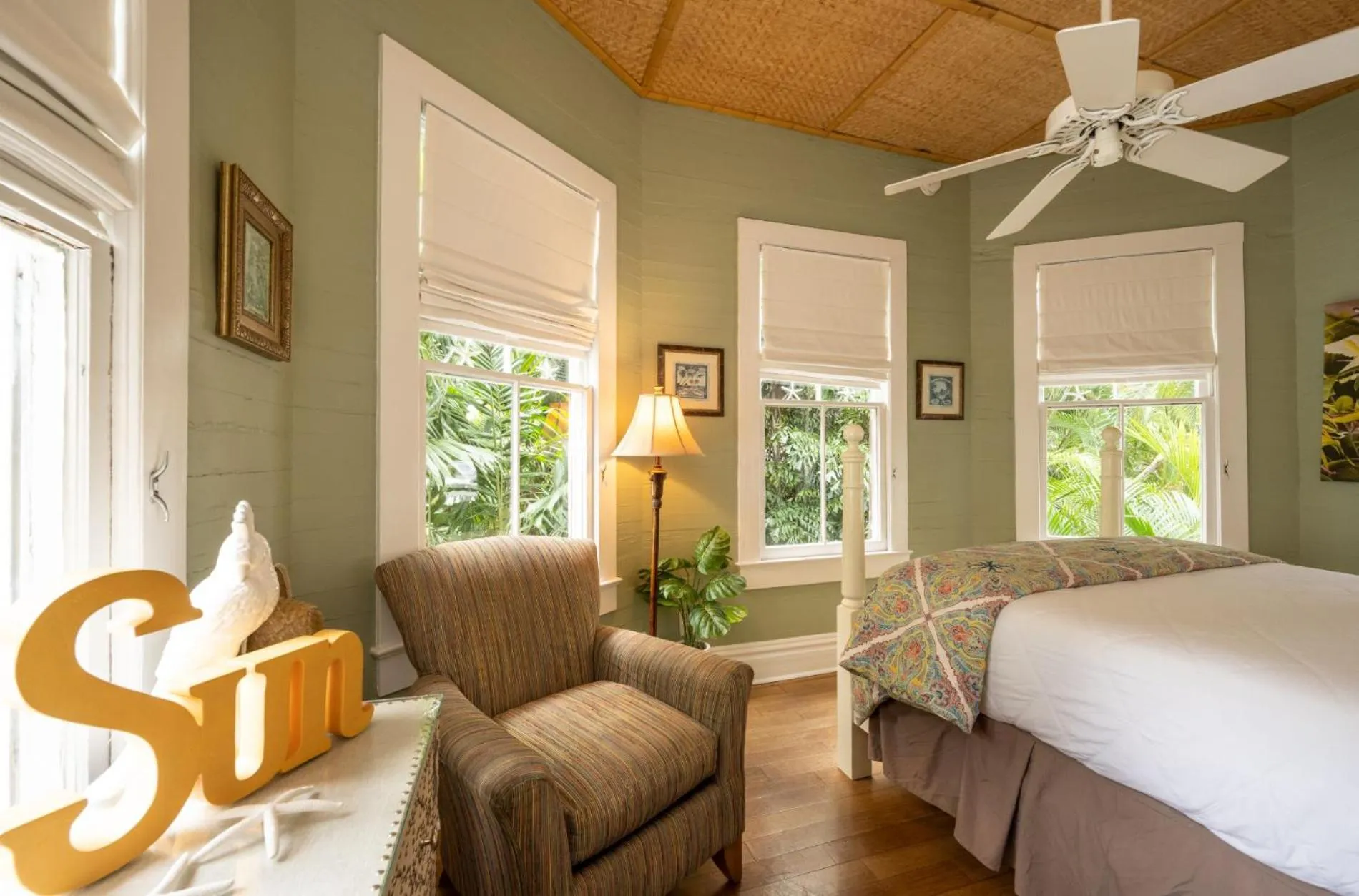 Bed in The Mermaid & The Alligator