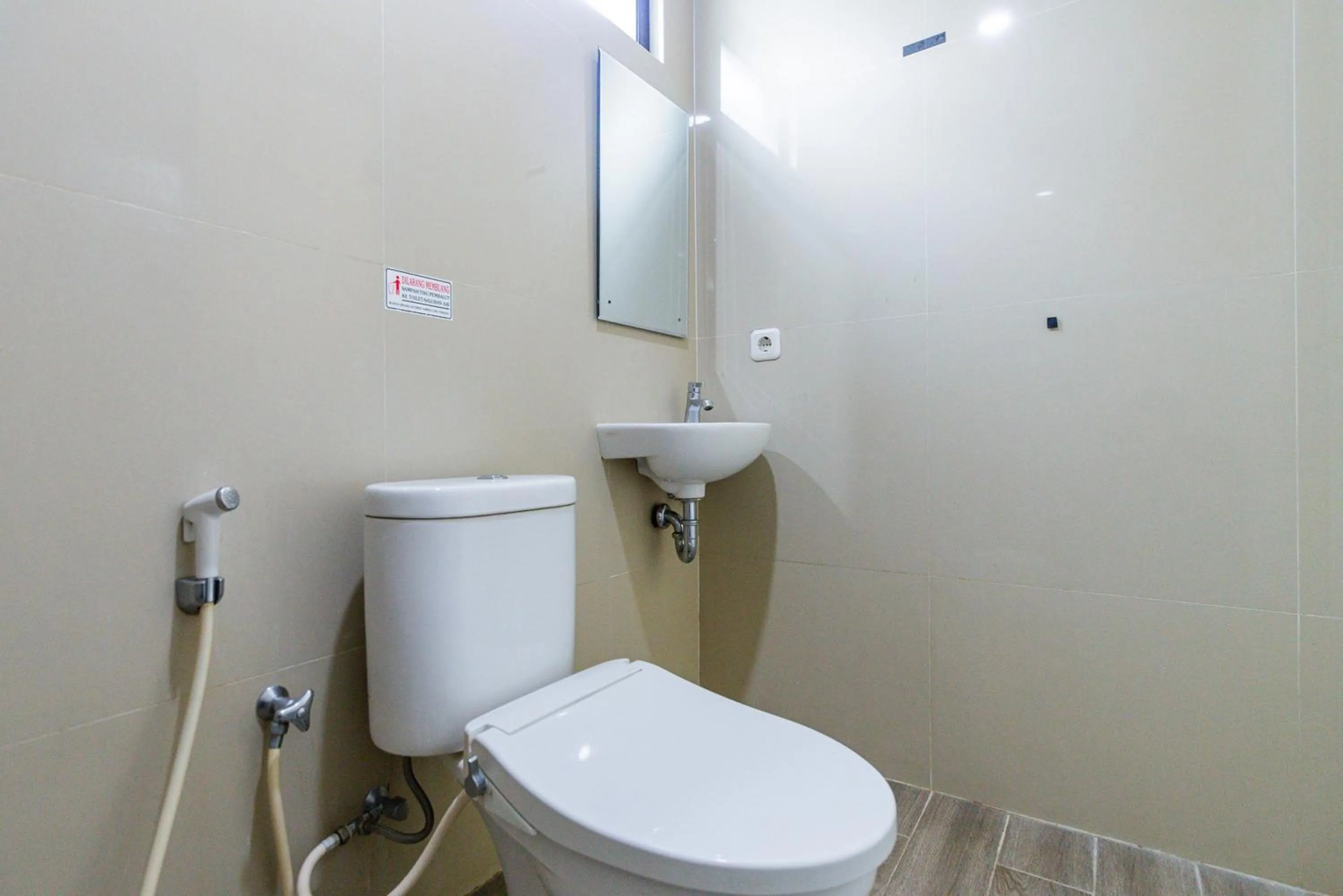 Bathroom in Urbanview Hotel Slipi Inn Palmerah