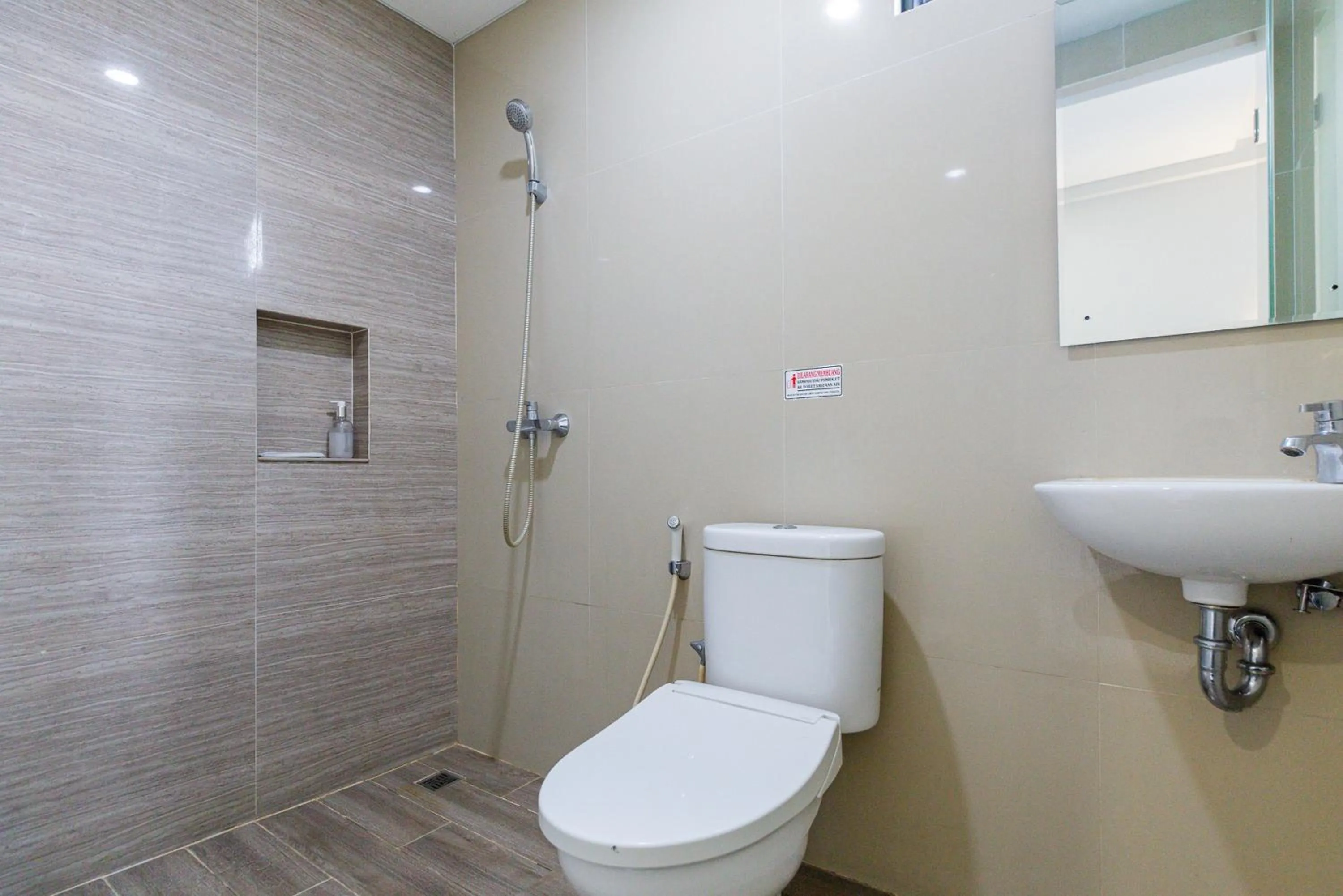 Bathroom in Urbanview Hotel Slipi Inn Palmerah