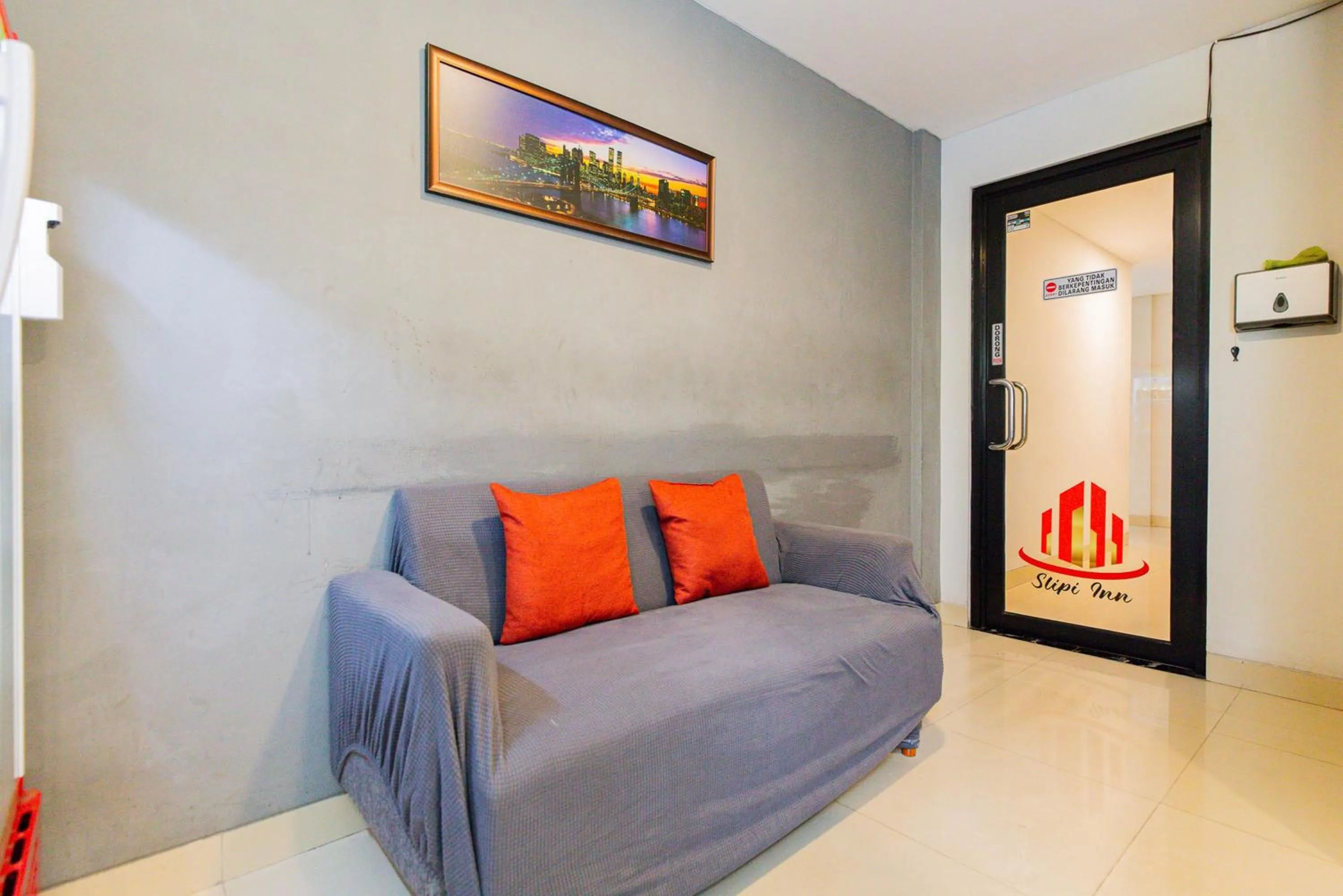 Seating area in Urbanview Hotel Slipi Inn Palmerah