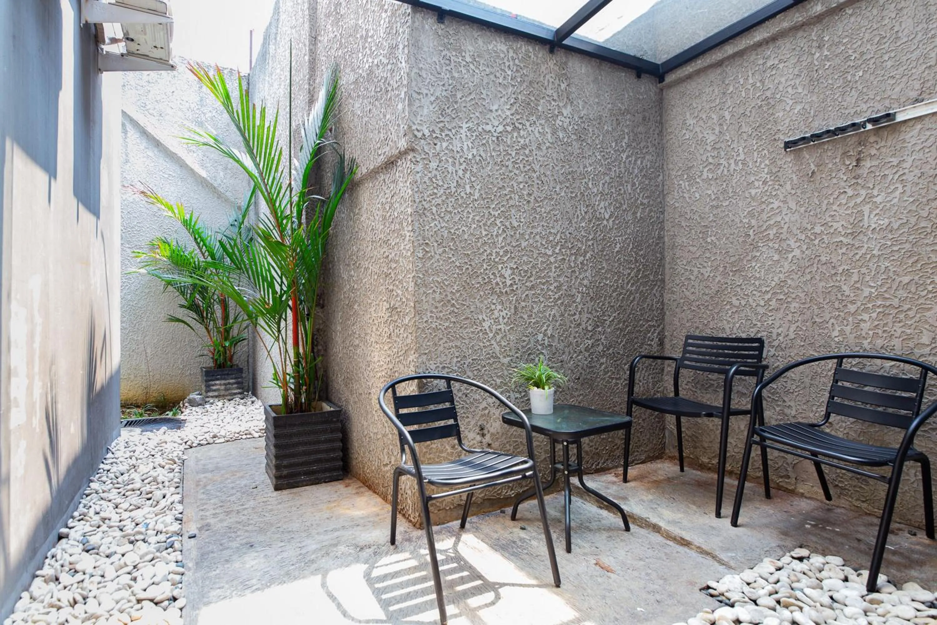 Seating area in Urbanview Hotel Slipi Inn Palmerah