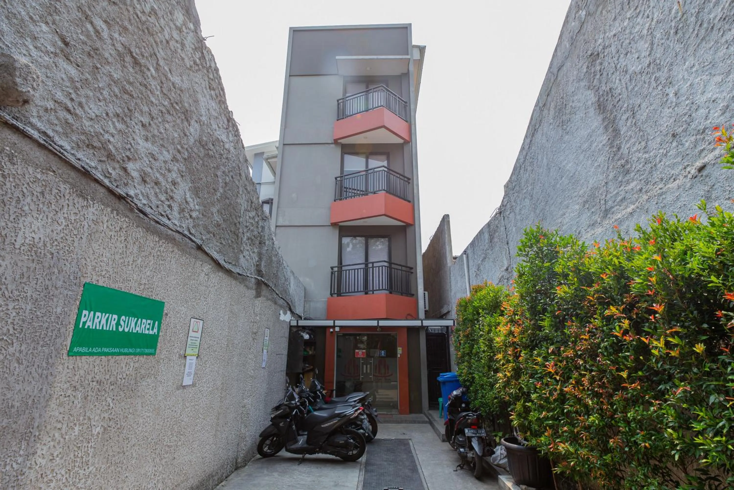 Property building in Urbanview Hotel Slipi Inn Palmerah