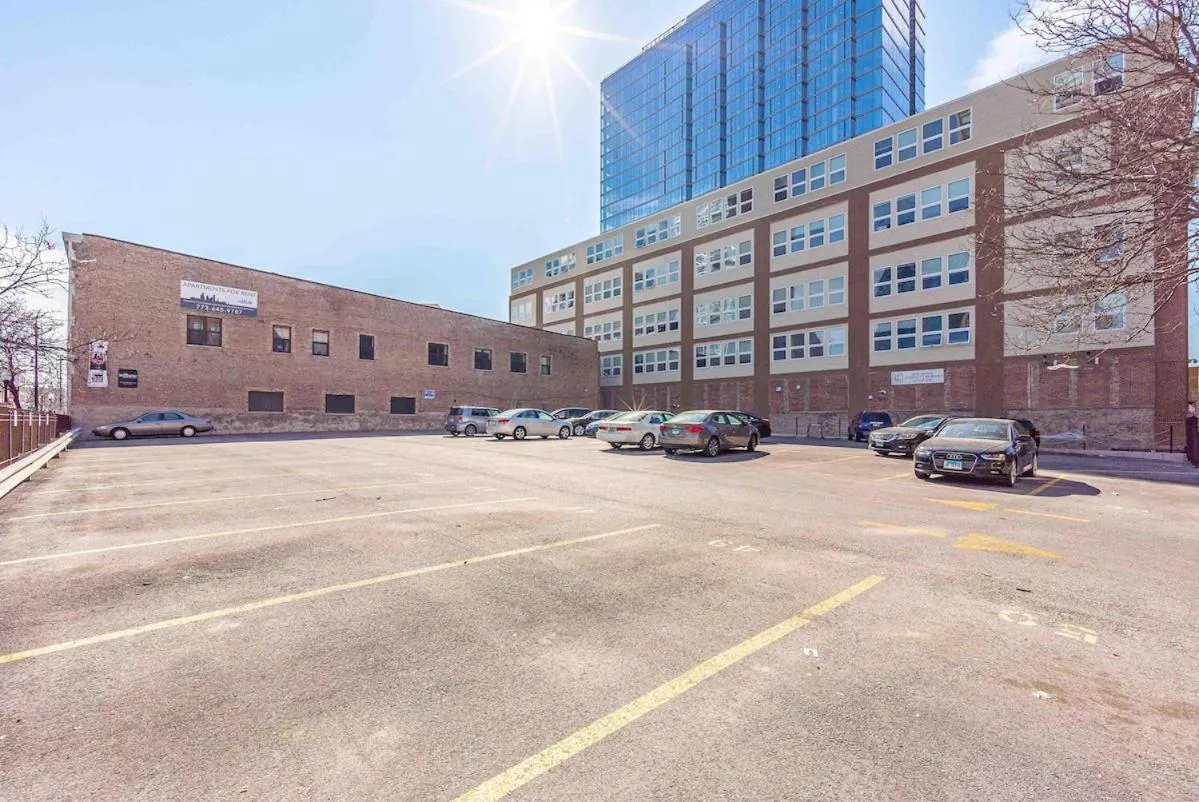 McCormick Place 420 Friendly 3BR in Downtown Chicago with Optional Parking Sleeps 8 Guests Near Soldier Field, Grant Park and Lakefront Trail