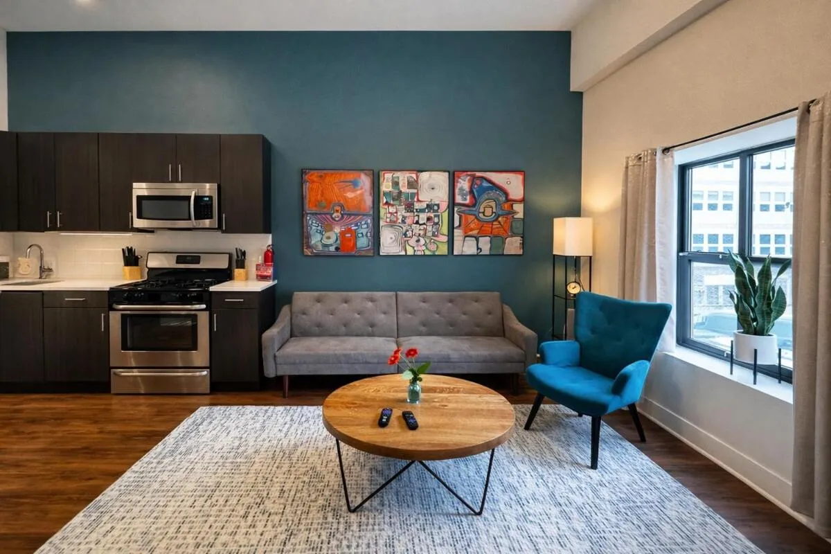 McCormick Place 420 Friendly 3BR in Downtown Chicago with Optional Parking Sleeps 8 Guests Near Soldier Field, Grant Park and Lakefront Trail