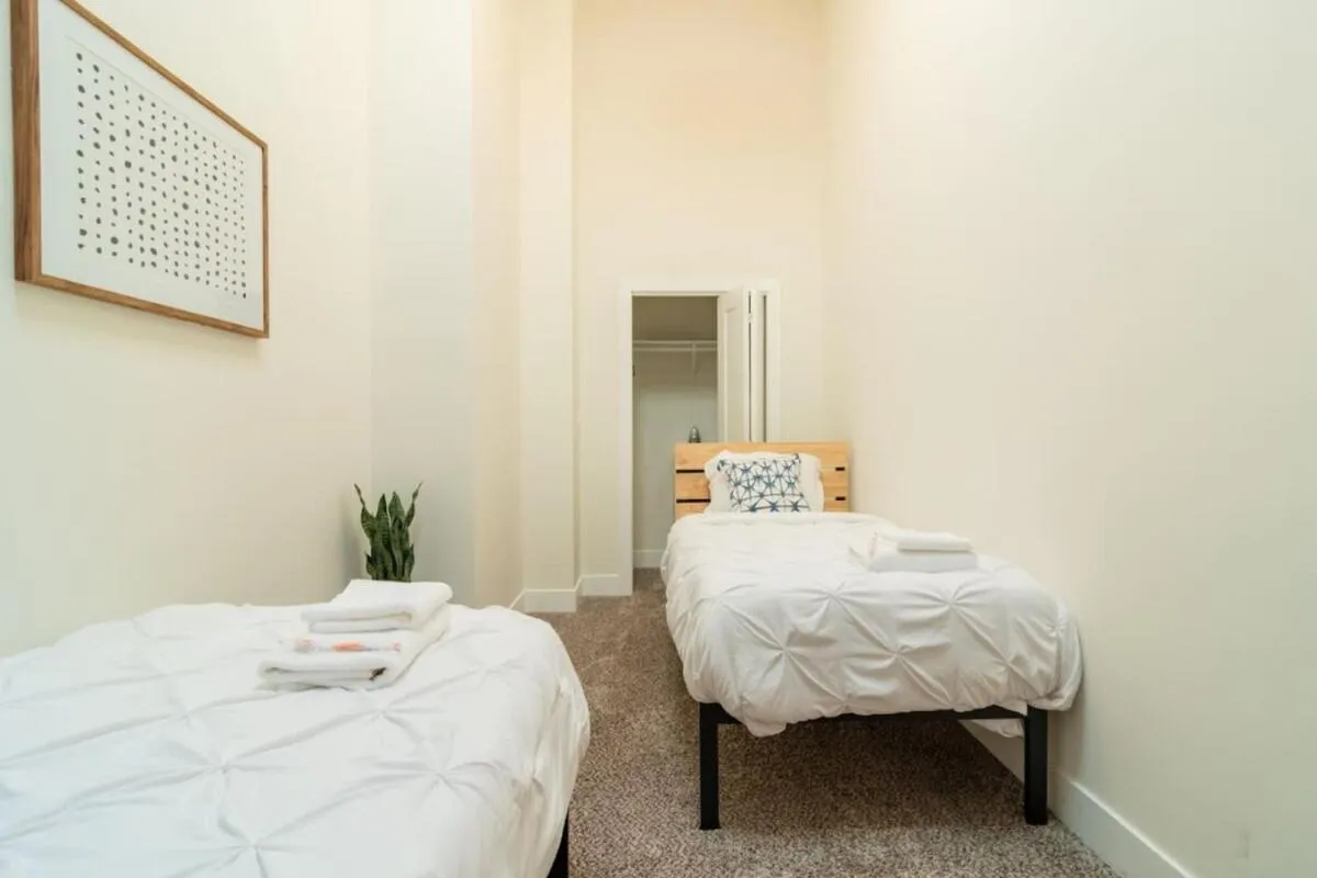 Bed in McCormick Place 420 Friendly 3BR in Downtown Chicago with Optional Parking Sleeps 8 Guests Near Soldier Field, Grant Park and Lakefront Trail