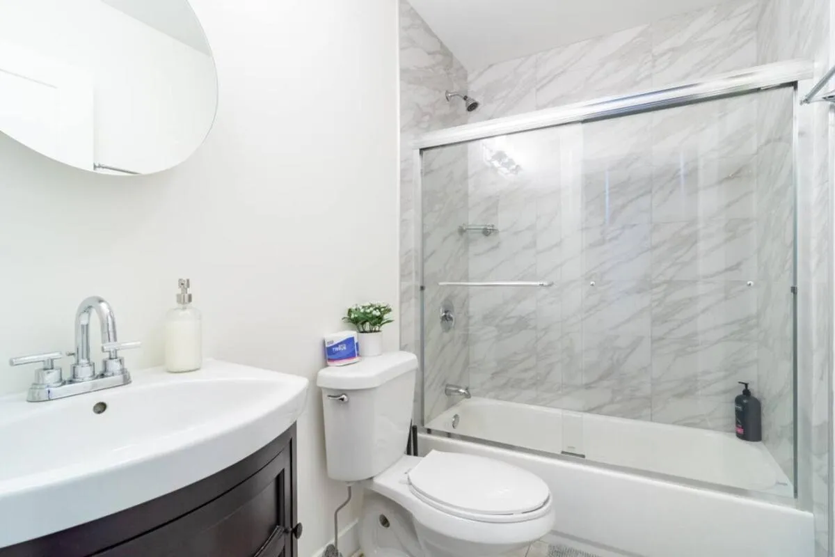 McCormick Place 420 Friendly 3BR in Downtown Chicago with Optional Parking Sleeps 8 Guests Near Soldier Field, Grant Park and Lakefront Trail