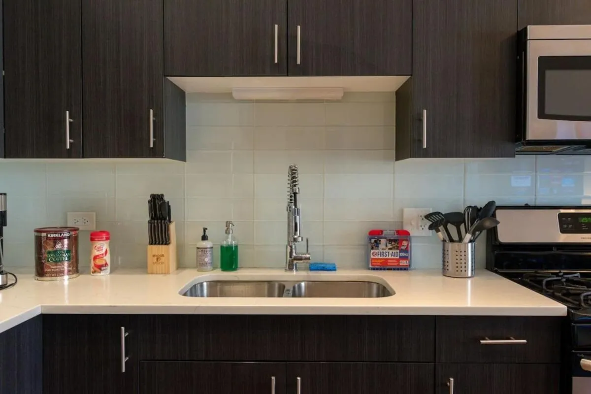 McCormick Place 420 Friendly 3BR in Downtown Chicago with Optional Parking Sleeps 8 Guests Near Soldier Field, Grant Park and Lakefront Trail