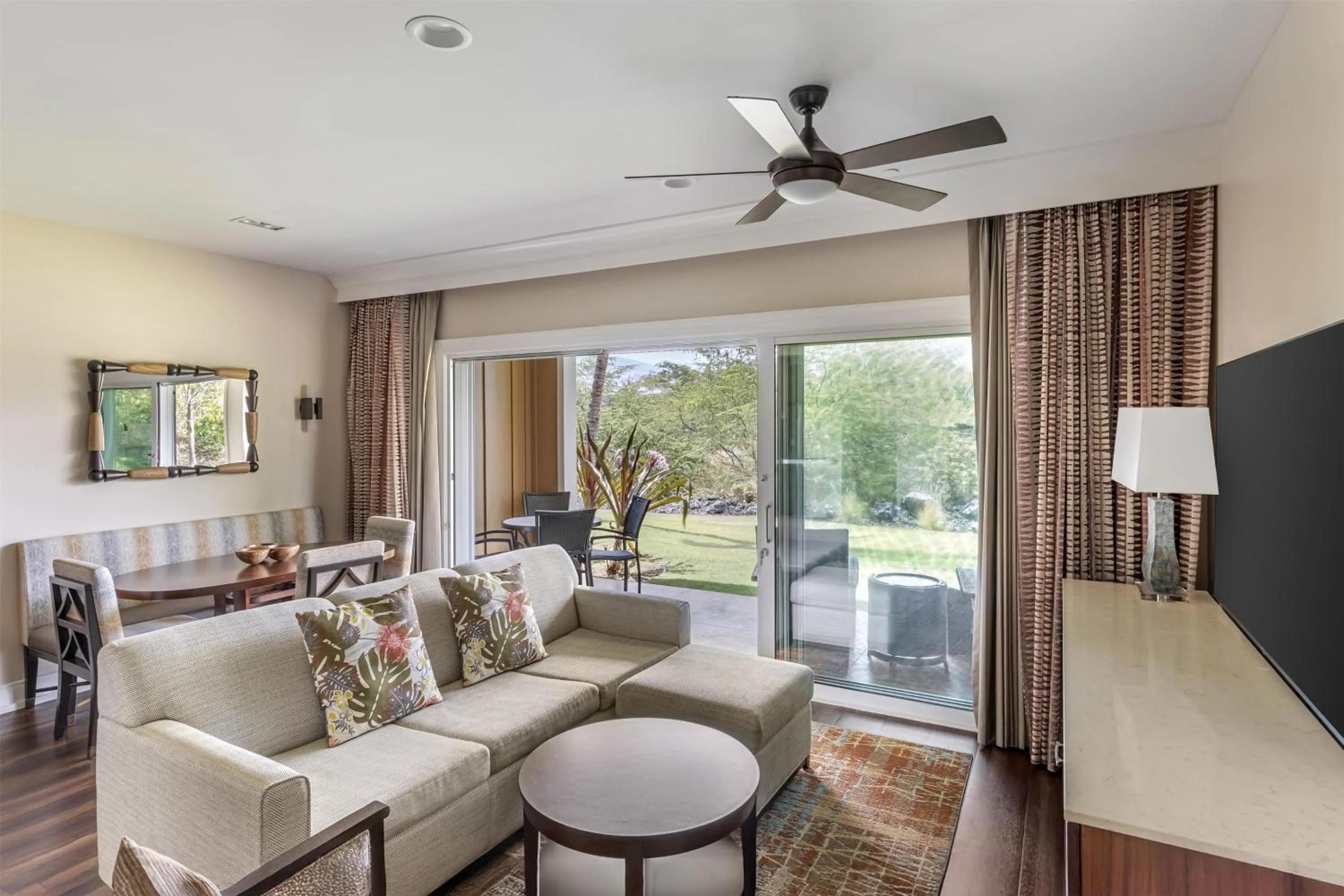 Living room in Hilton Grand Vacations Club Kings Land Waikoloa