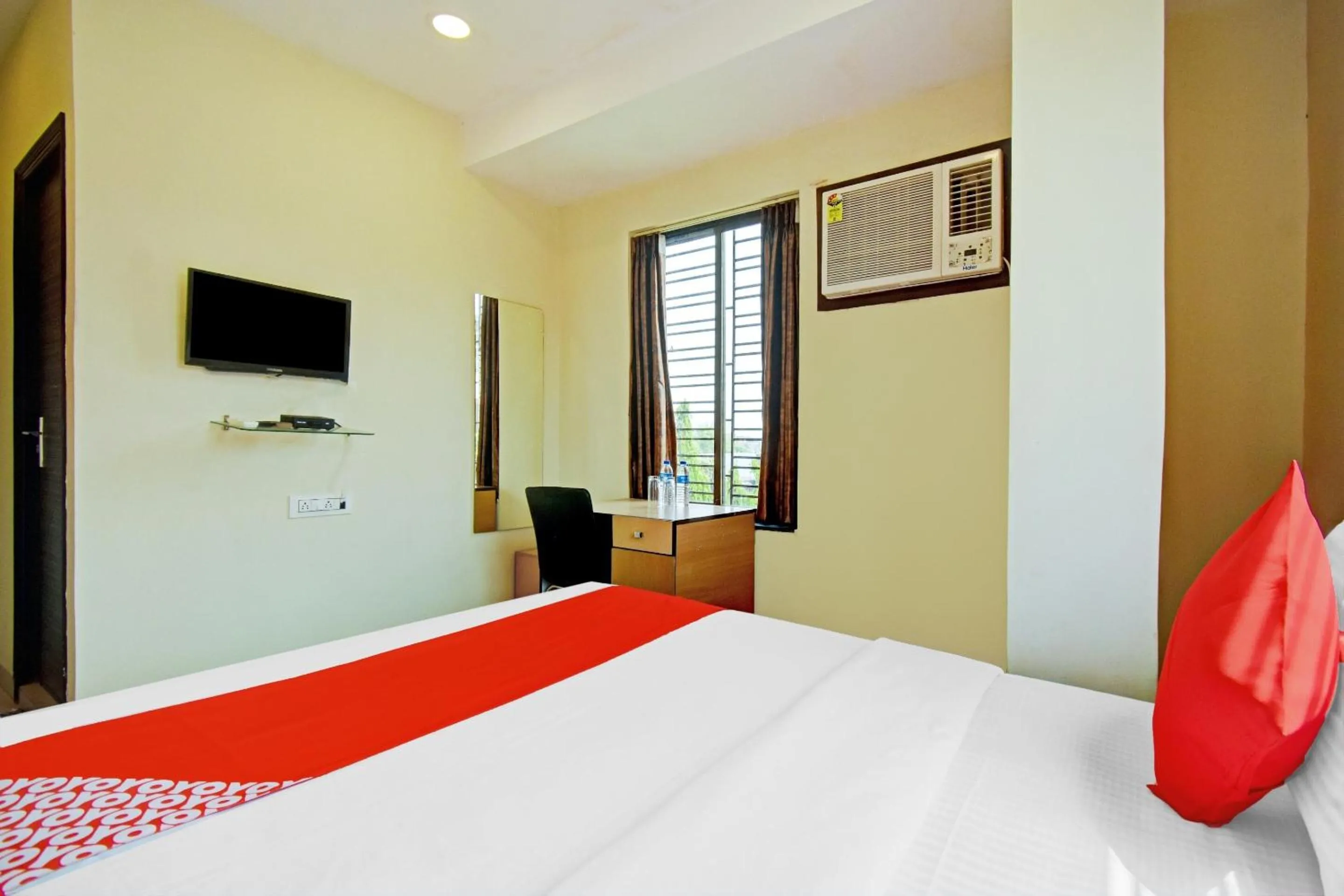 Bedroom, Bed in Hotel O Majestic Inn