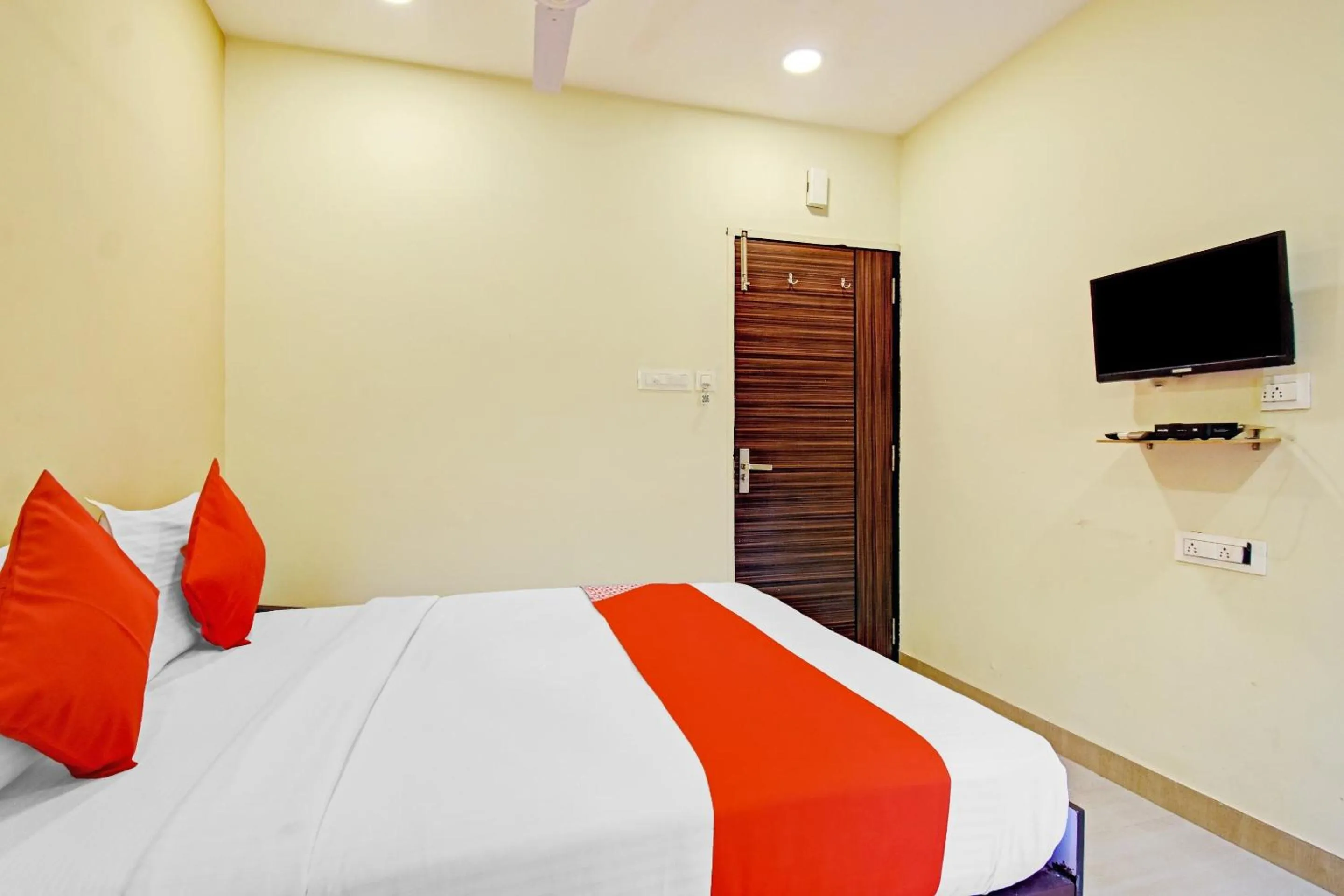 Bedroom, Bed in Hotel O Majestic Inn