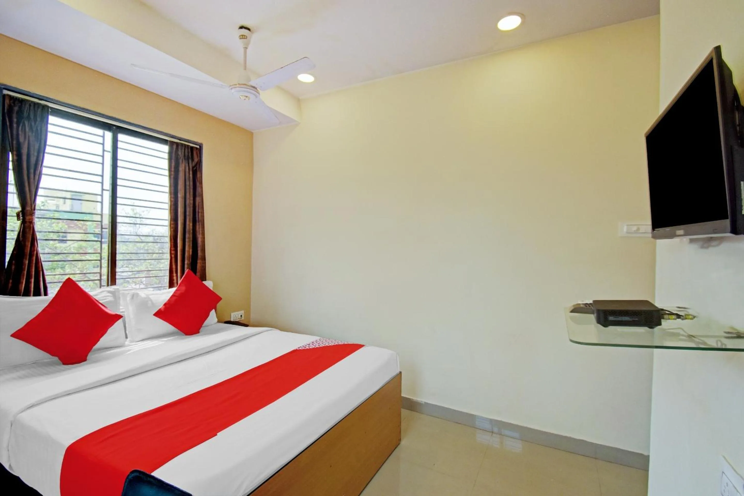 Bedroom, Bed in Hotel O Majestic Inn