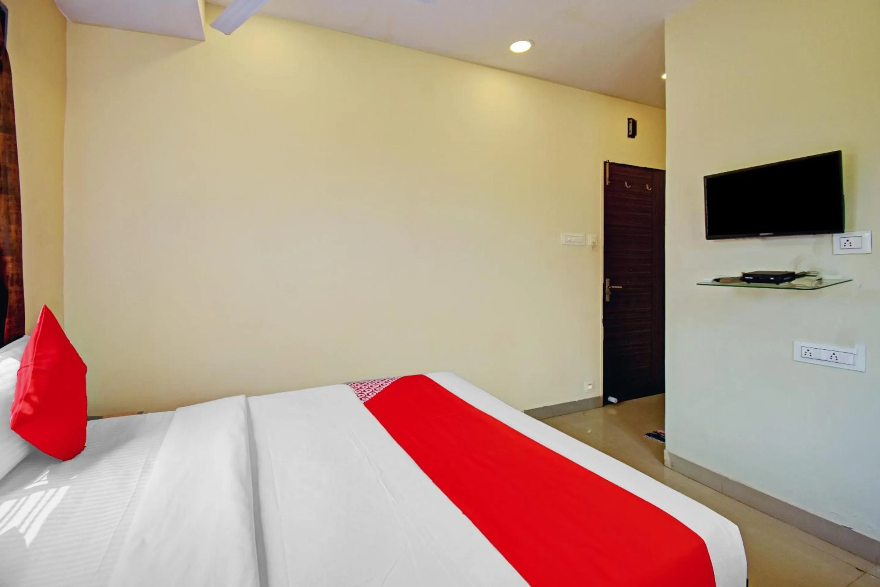 Bedroom, Bed in Hotel O Majestic Inn