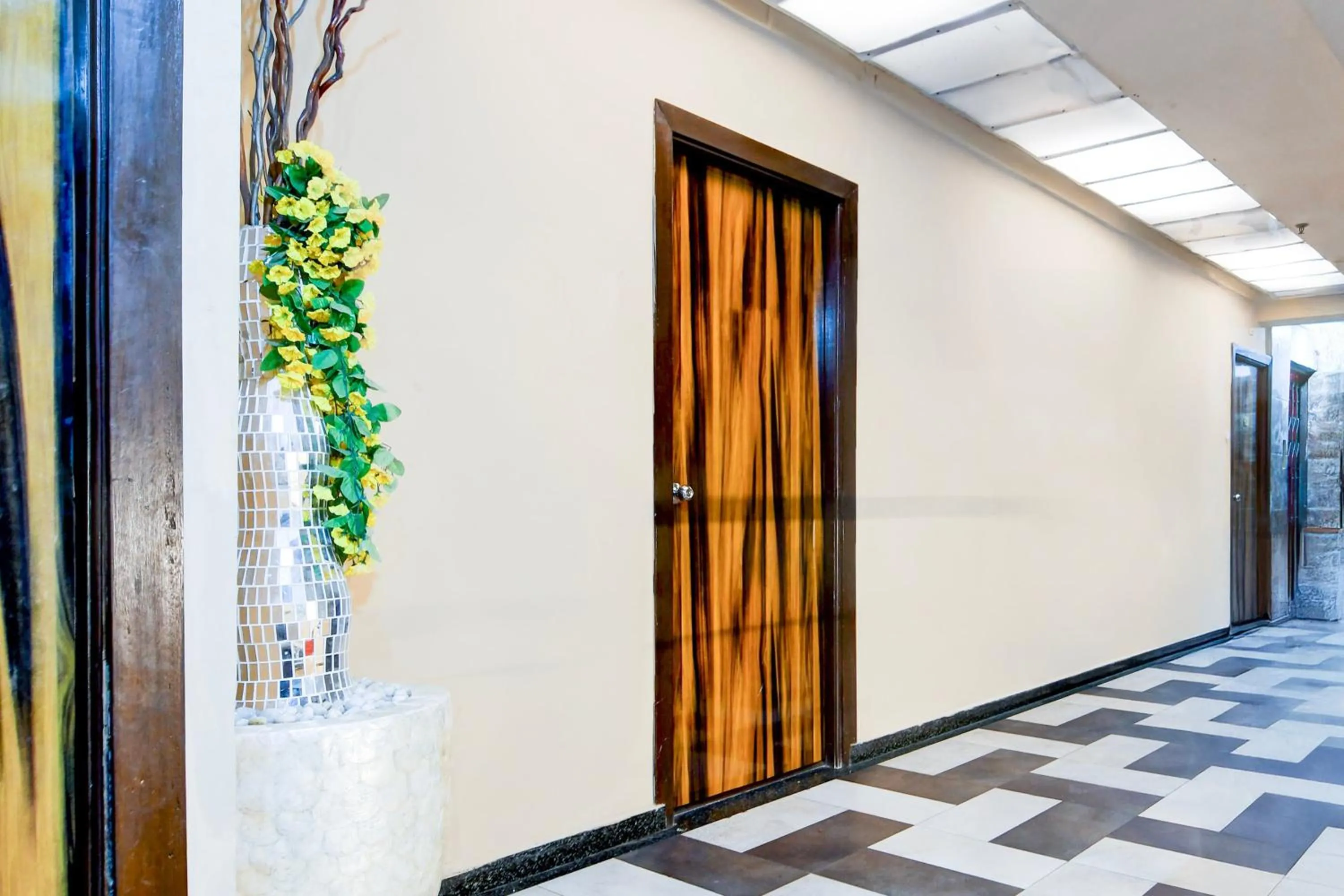 Lobby or reception in Collection O Circus Avenue Road Formerly Hotel Rockstar