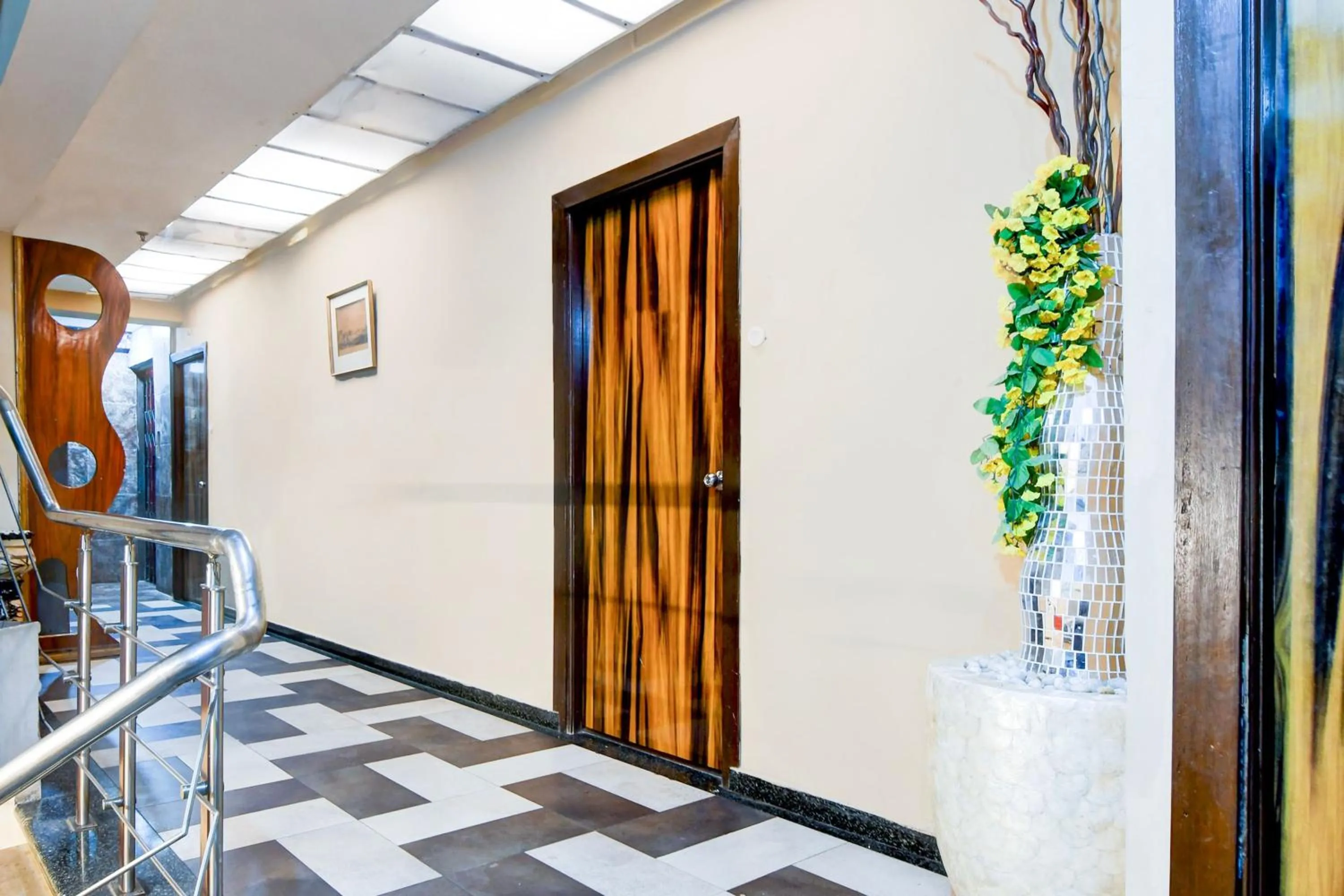 Lobby or reception in Collection O Circus Avenue Road Formerly Hotel Rockstar