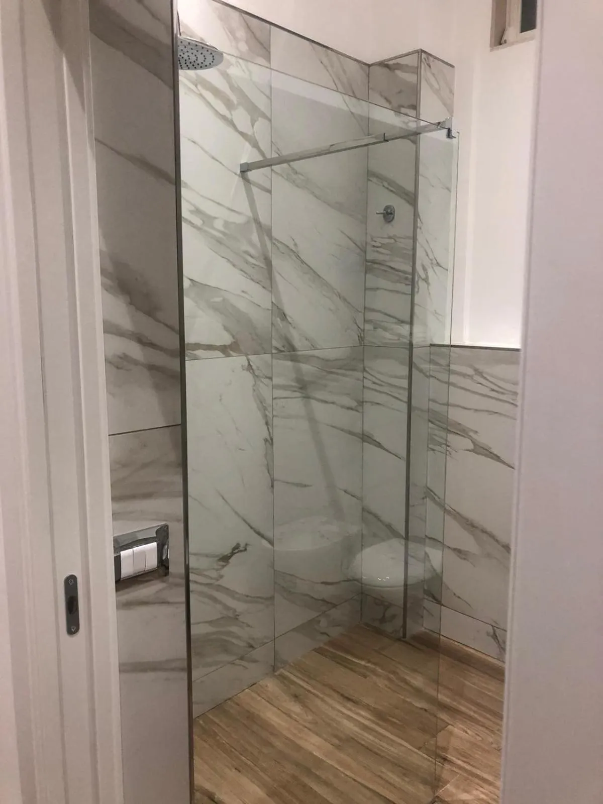 Shower in Beltrani Rent Rooms