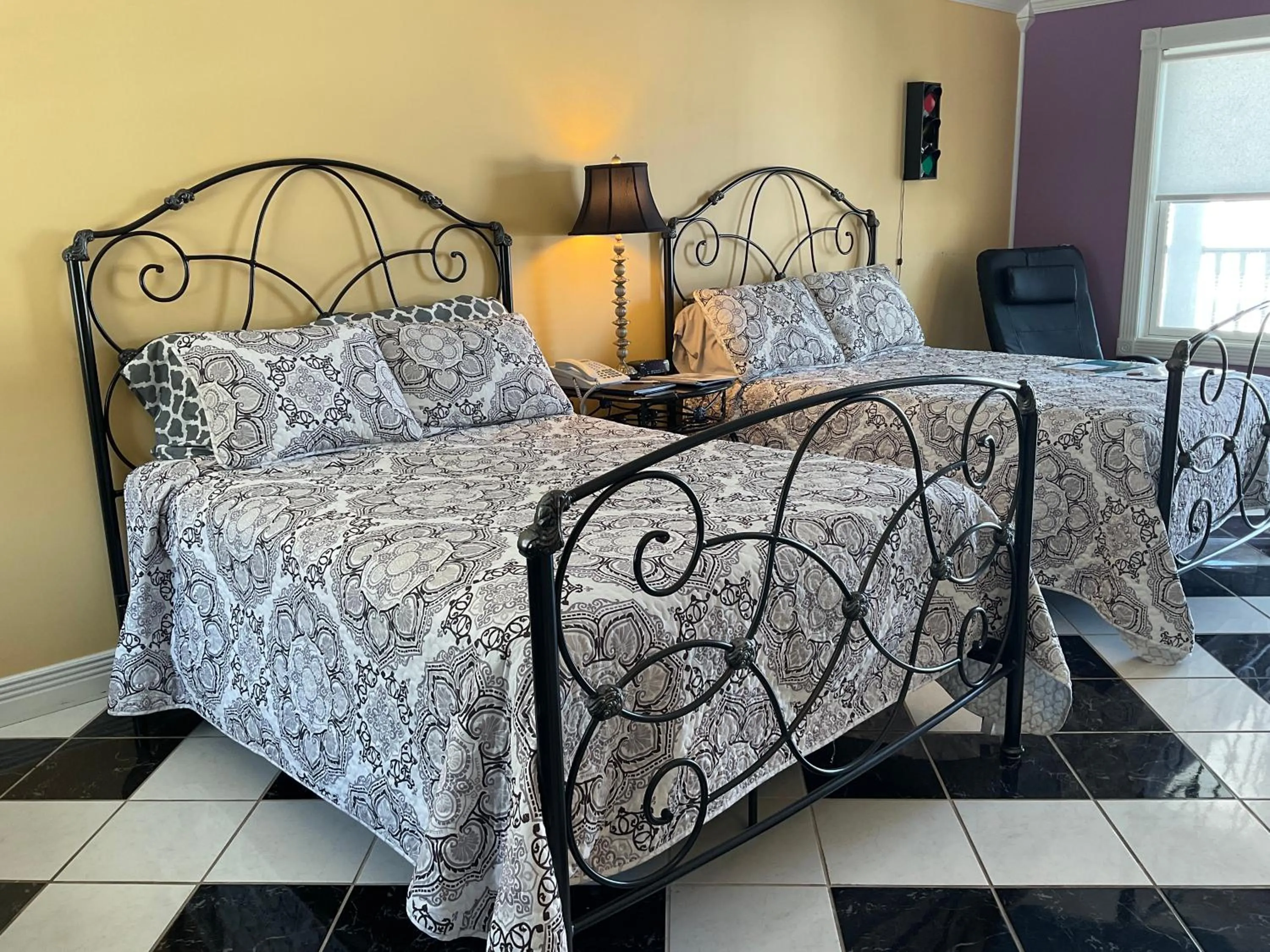 Bed in Mountain Quest Inn