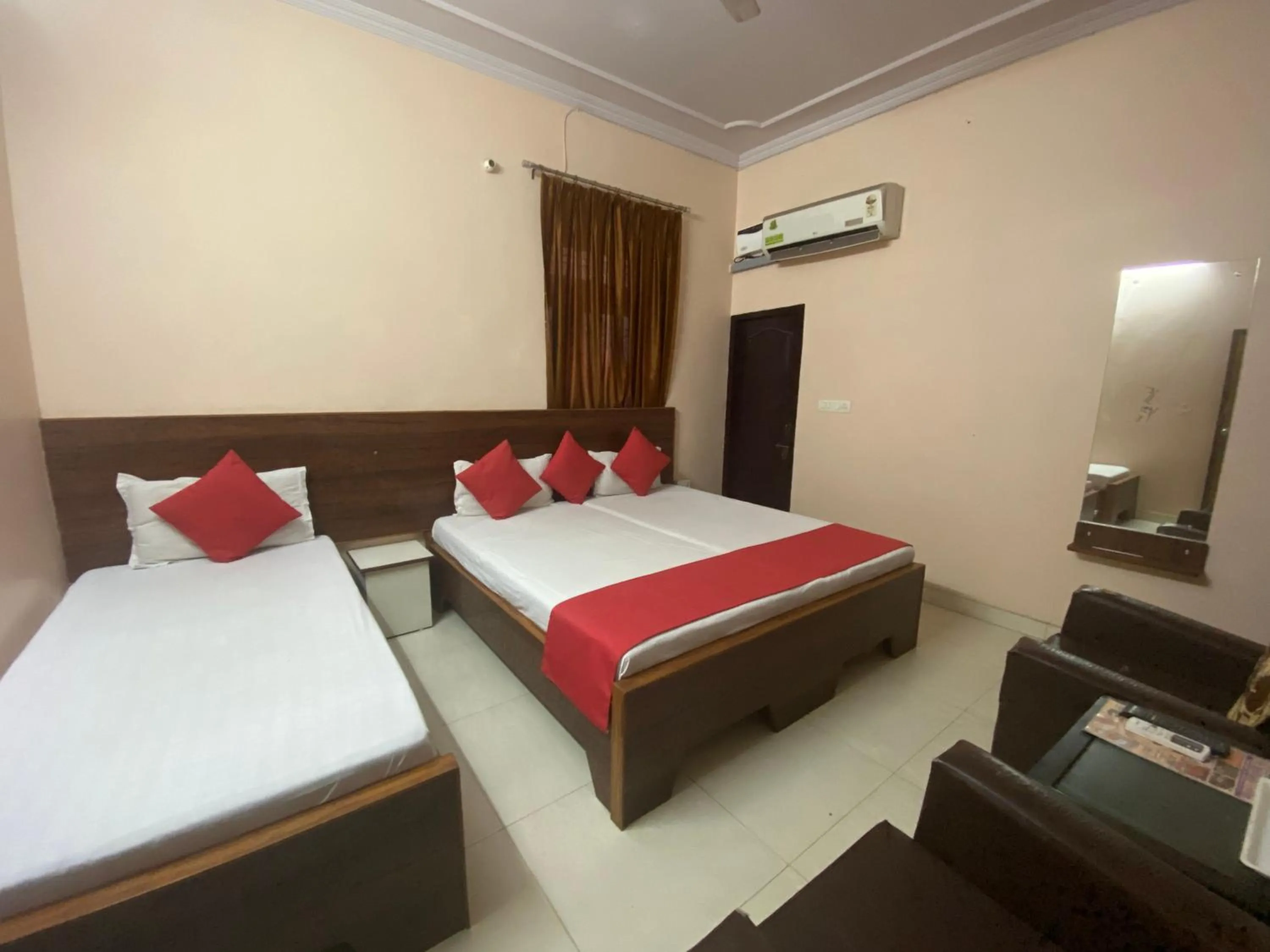 Photo of the whole room, Bed in Hotel Aarjee Crescent Jaipur