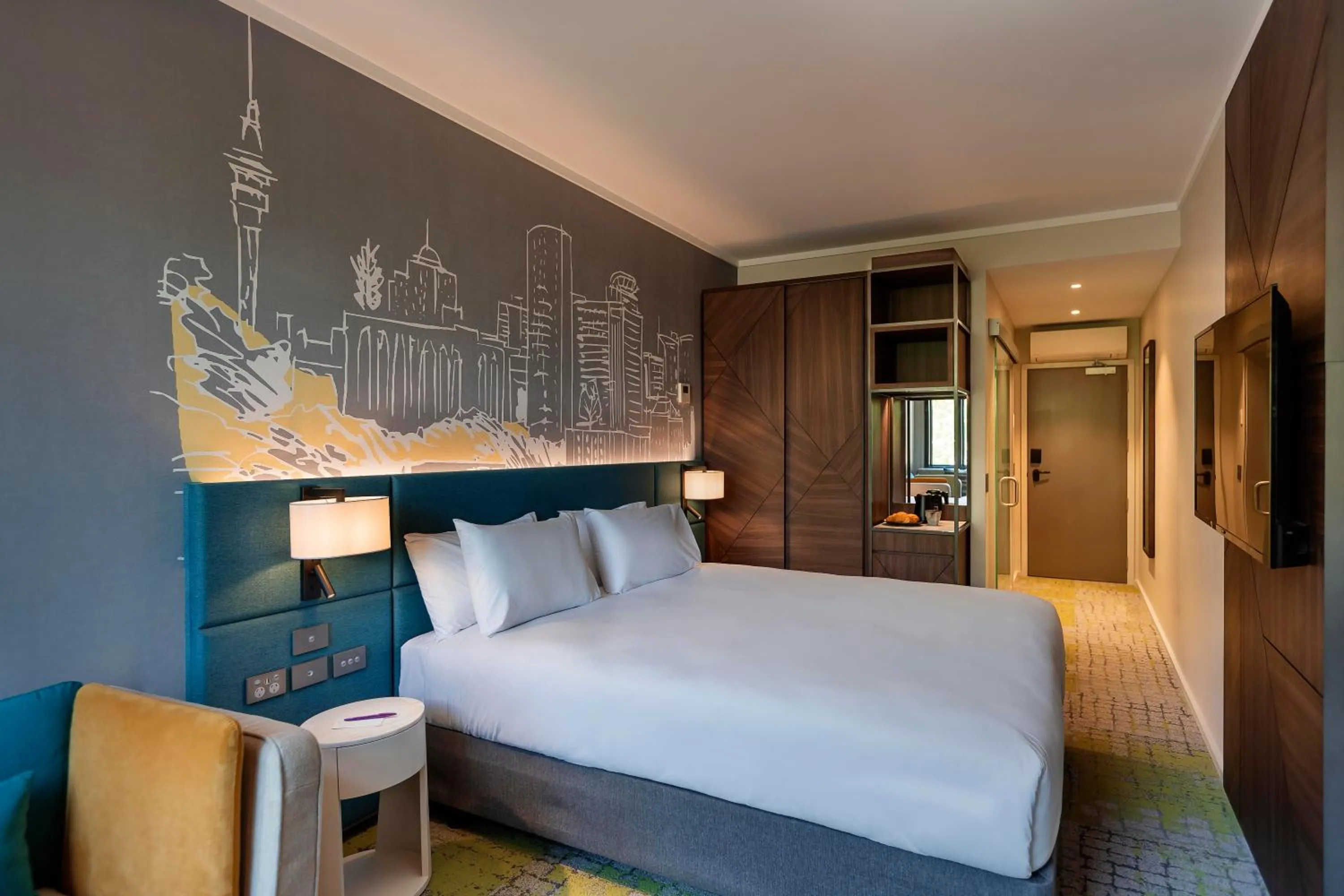 Photo of the whole room, Bed in Mercure Auckland Queen Street