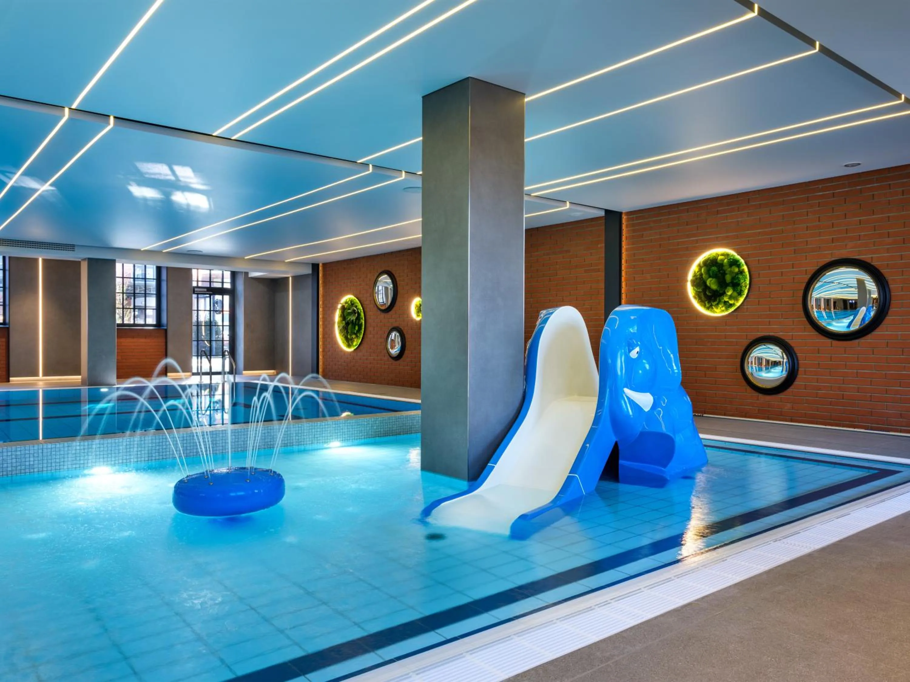 Swimming pool in Mercure Krakow Fabryczna City