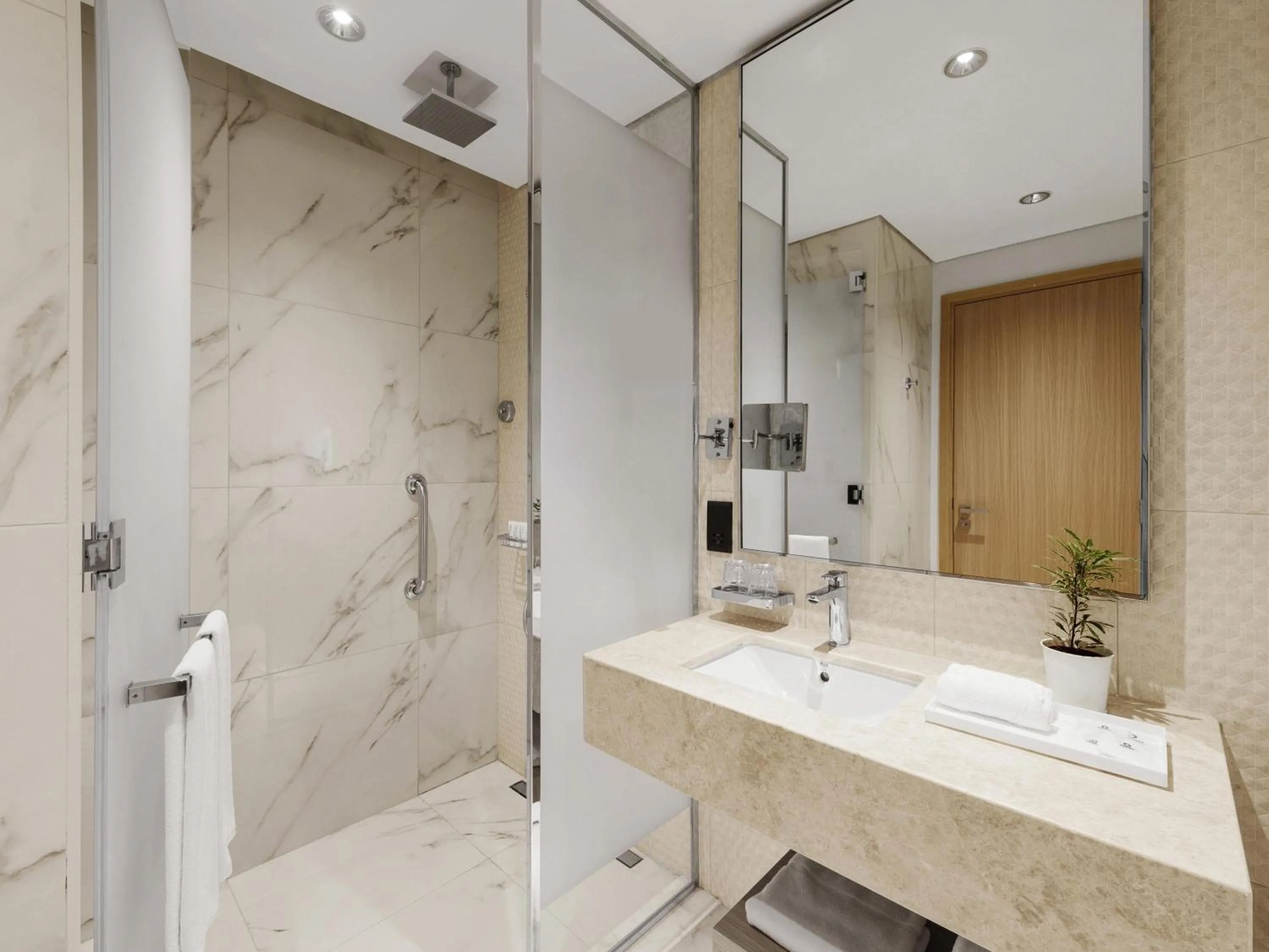 Studio King with Private Beach Access in Adagio Premium The Palm