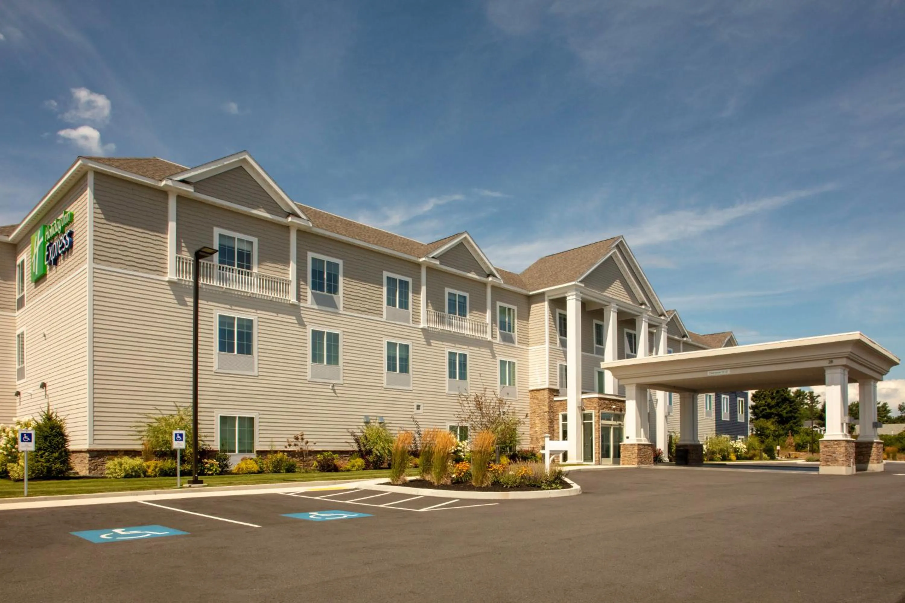 Property building in Holiday Inn Express - Wells-Ogunquit-Kennebunk by IHG