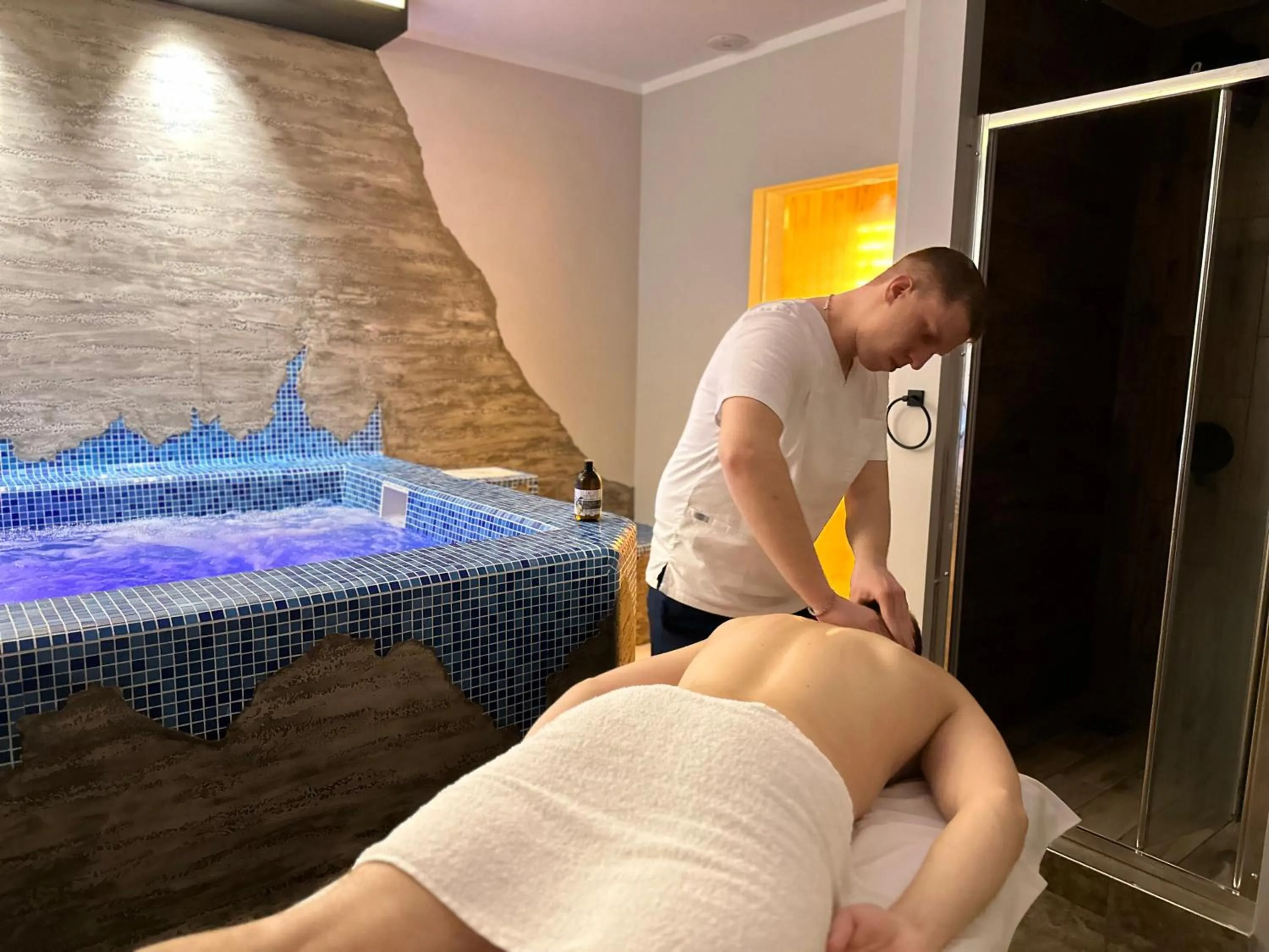 Hot Tub in Fenix Apartments