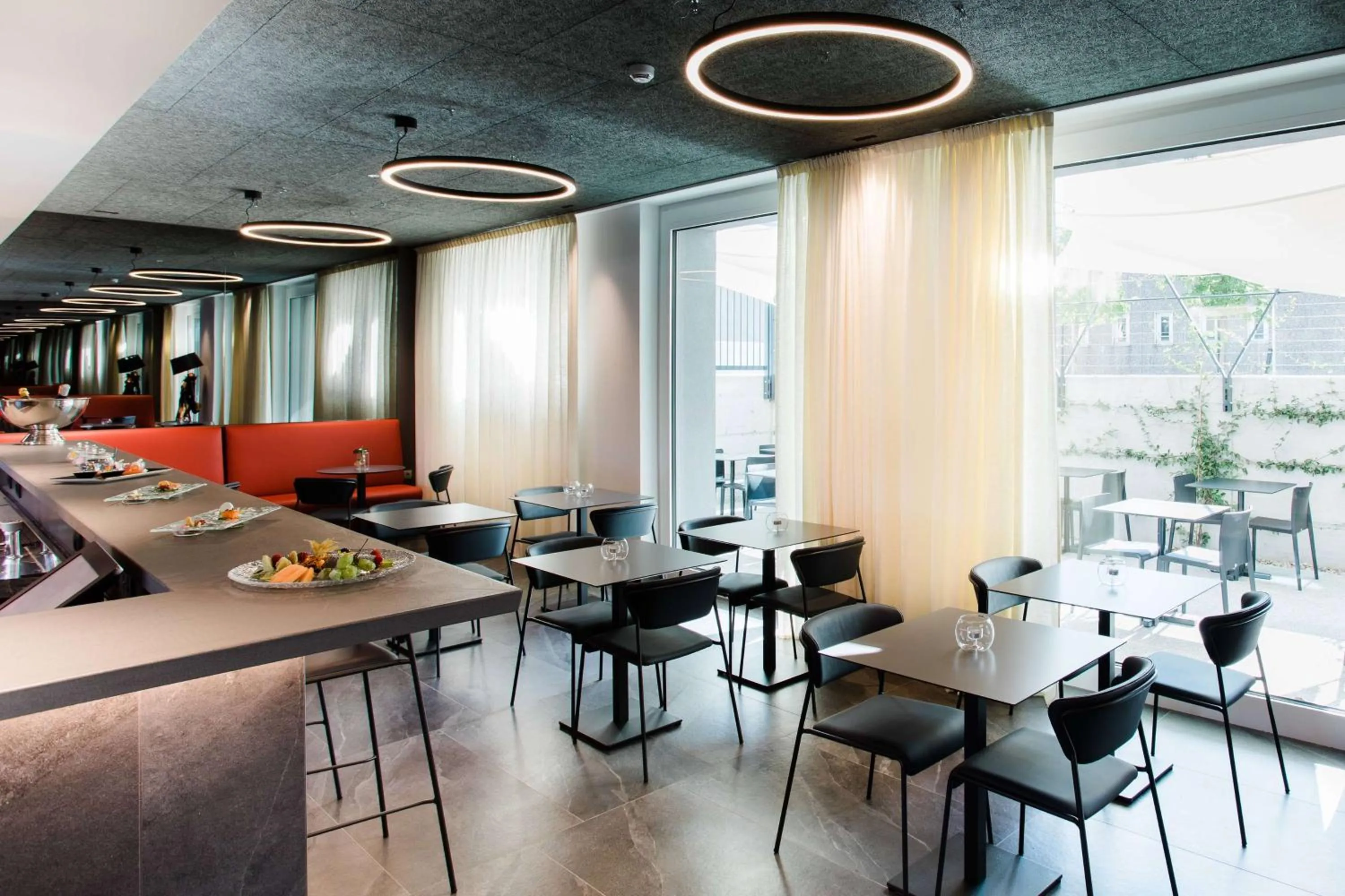 Lounge or bar in Amedia Hotel Milan, Trademark Collection by Wyndham