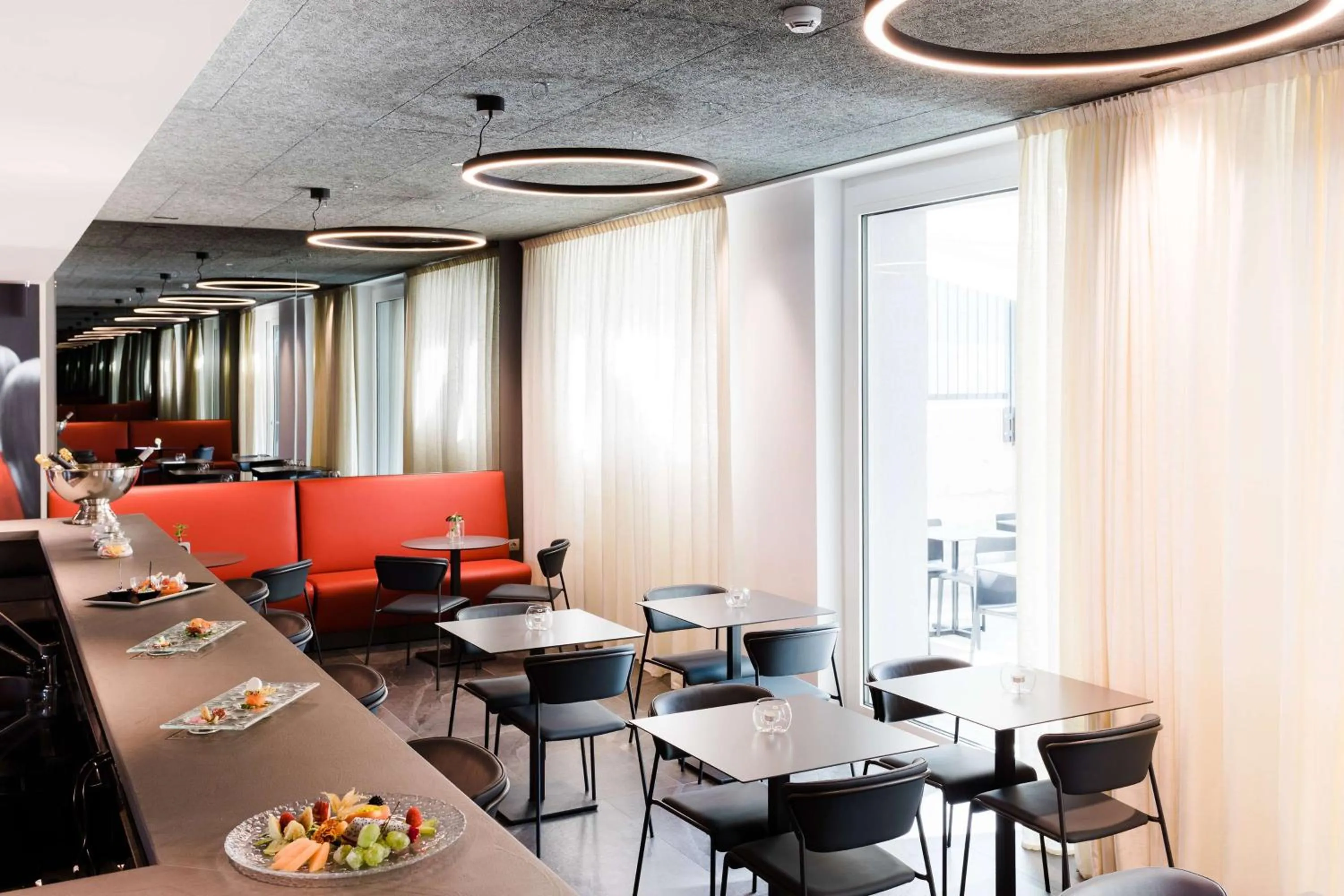 Lounge or bar in Amedia Hotel Milan, Trademark Collection by Wyndham