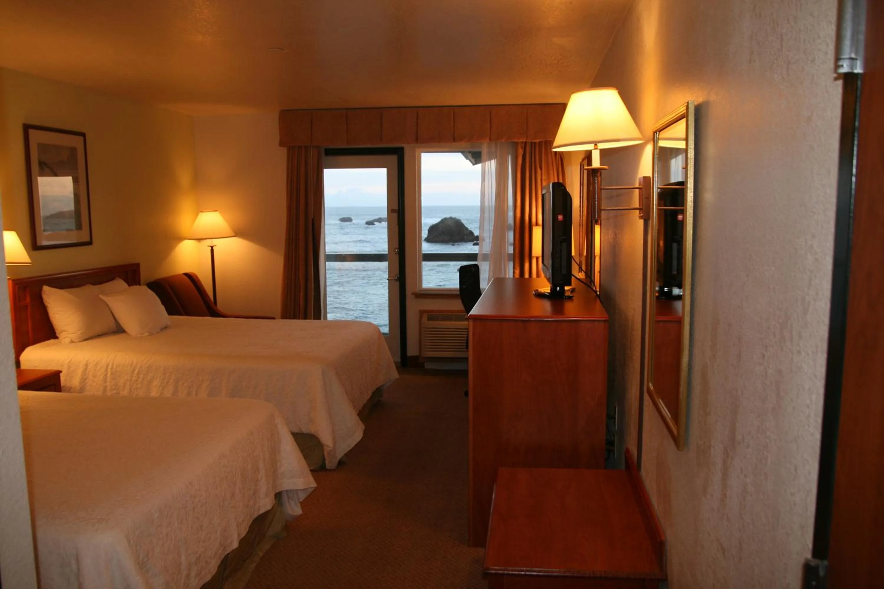 Restaurant/places to eat, Bed in Oceanfront Lodge