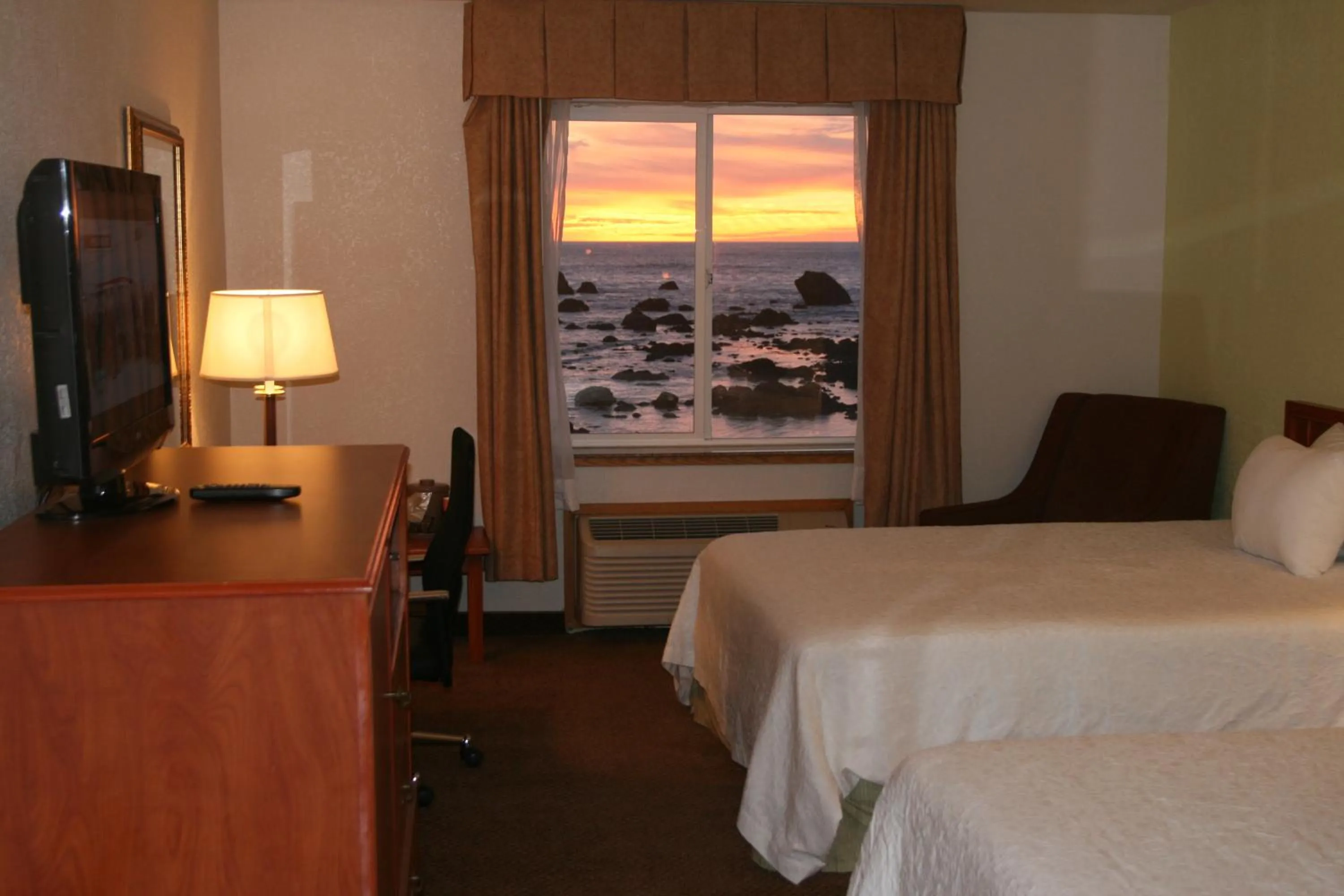 Photo of the whole room, Bed in Oceanfront Lodge