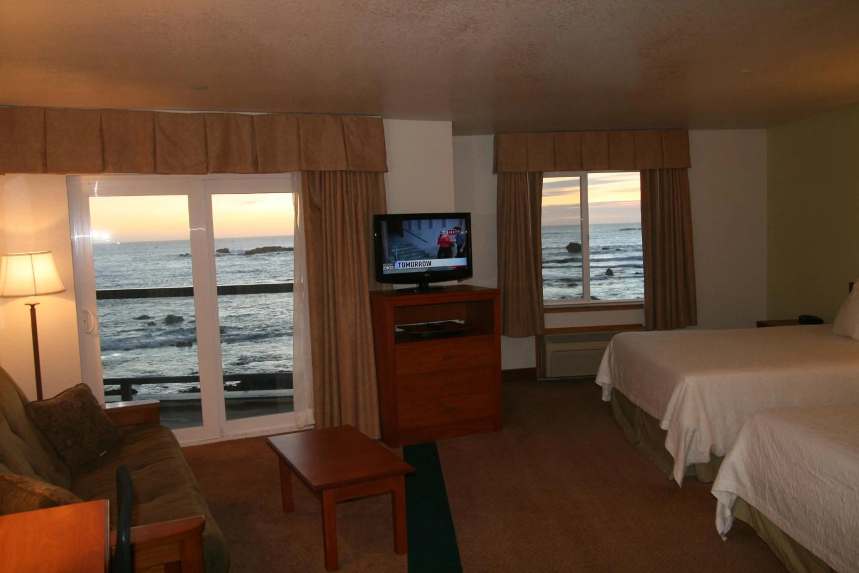 Photo of the whole room, Bed in Oceanfront Lodge